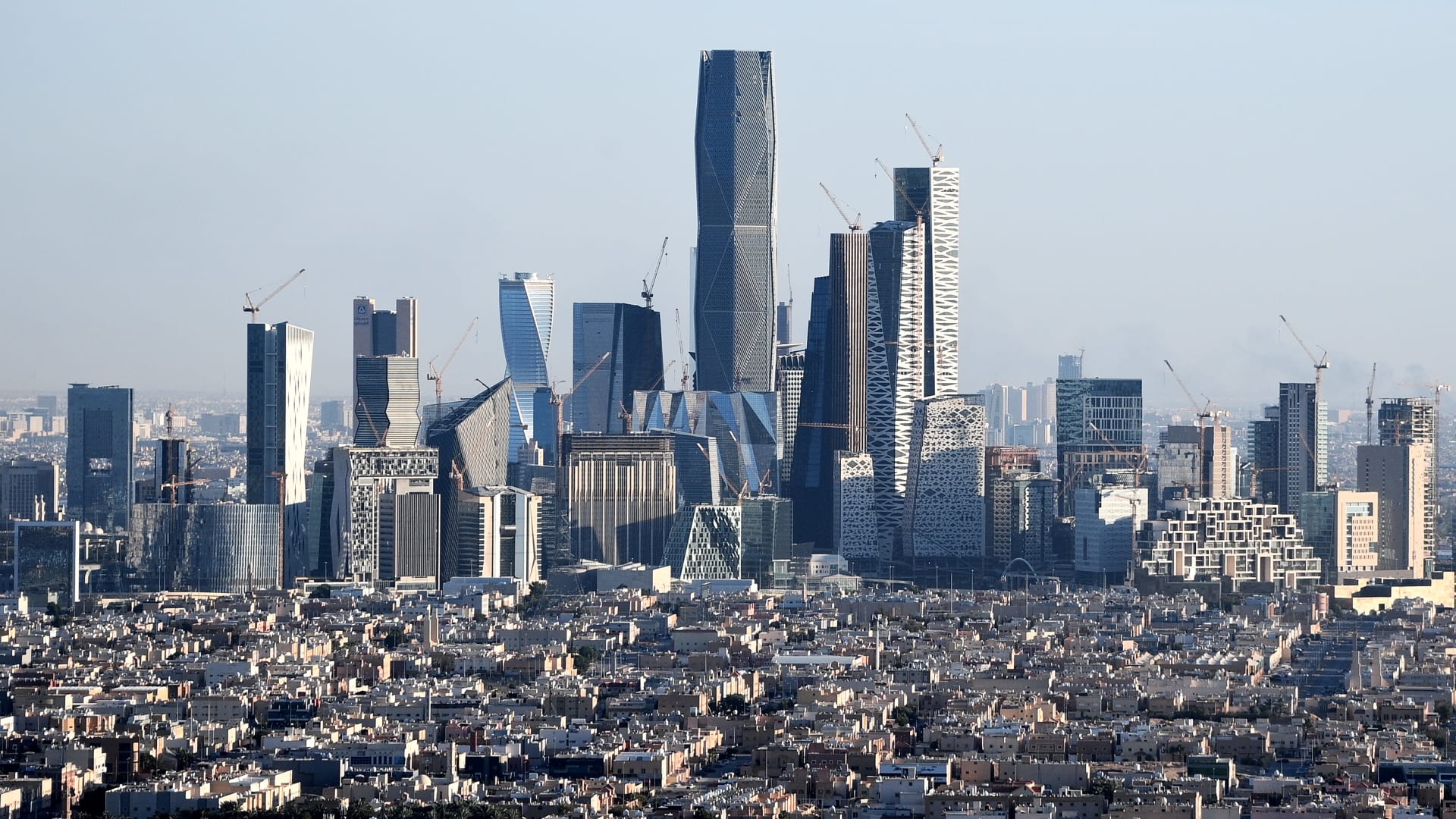السعودية.. الأمن يعلن القبض على مواطن وعدد من الأشخاص بحادثين منفصلين لهذا السبب