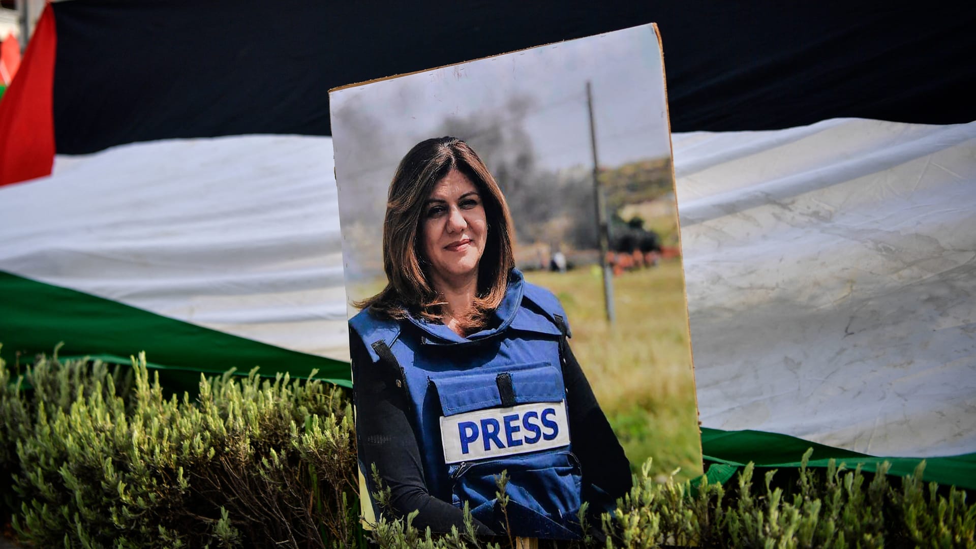 صورة أرشيفية لمظاهرة بشأن مقتل الصحفية الفلسطينية الأمريكية شيرين أبو عاقلة 