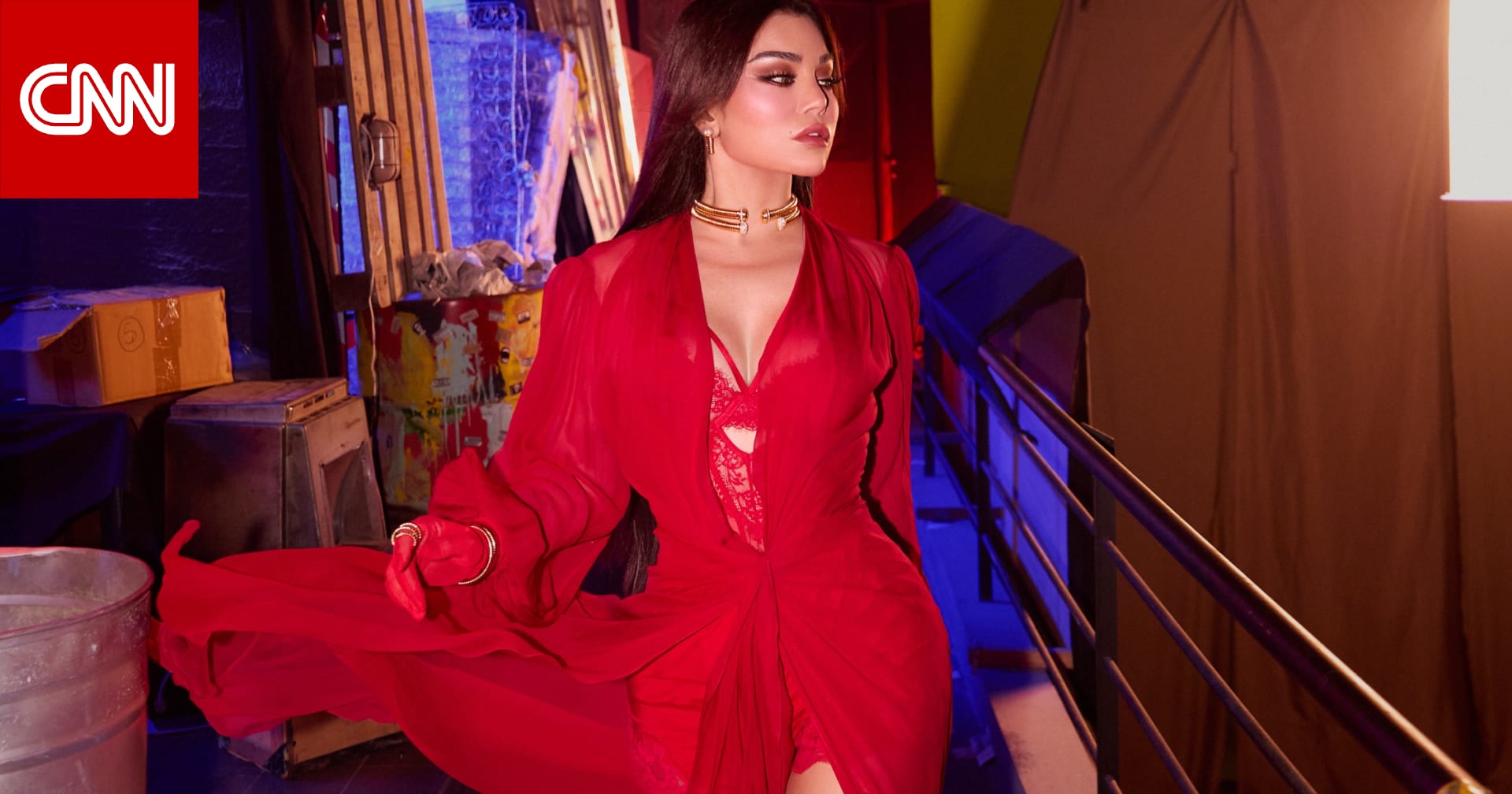 هيفاء وهبي.. إطلالة المرأة الخارقة باللون الأحمر في كليبها الجديد 