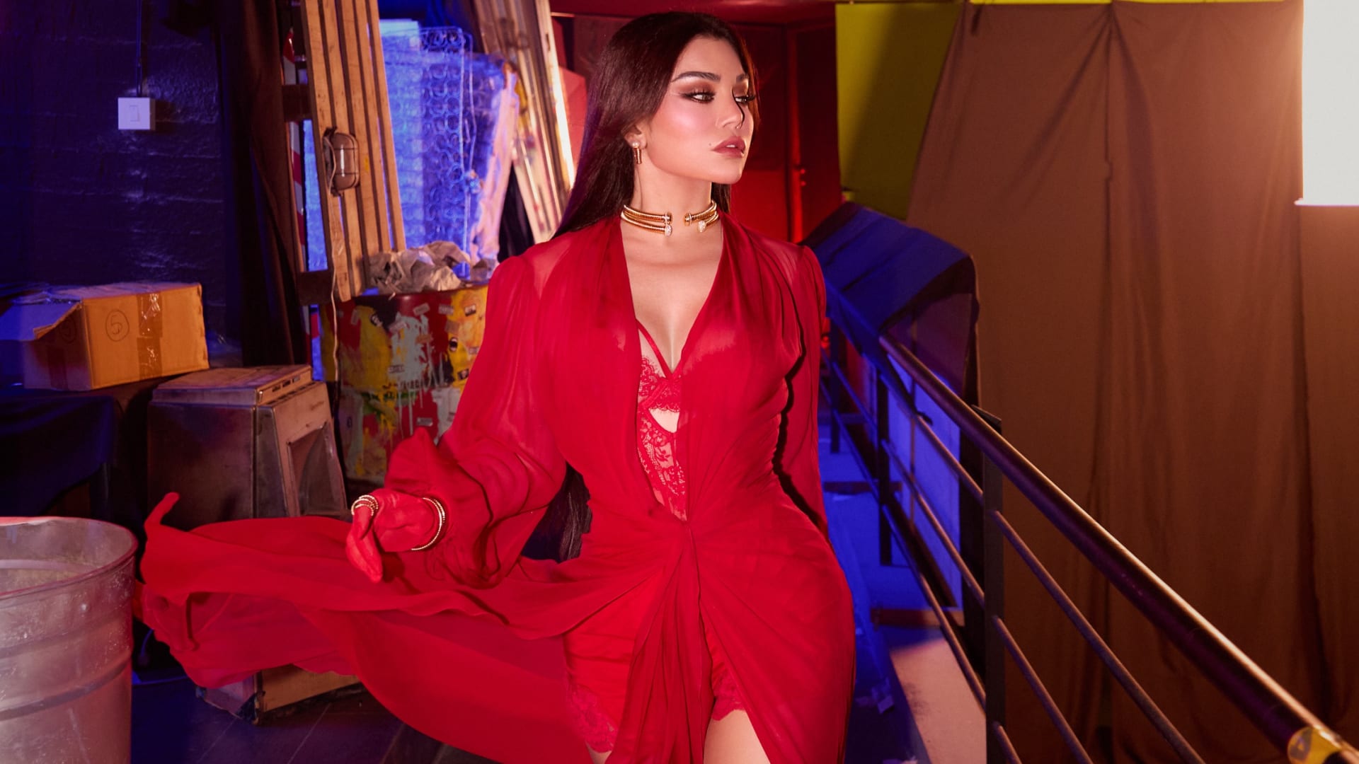 هيفاء وهبي.. إطلالة المرأة الخارقة باللون الأحمر في كليبها الجديد