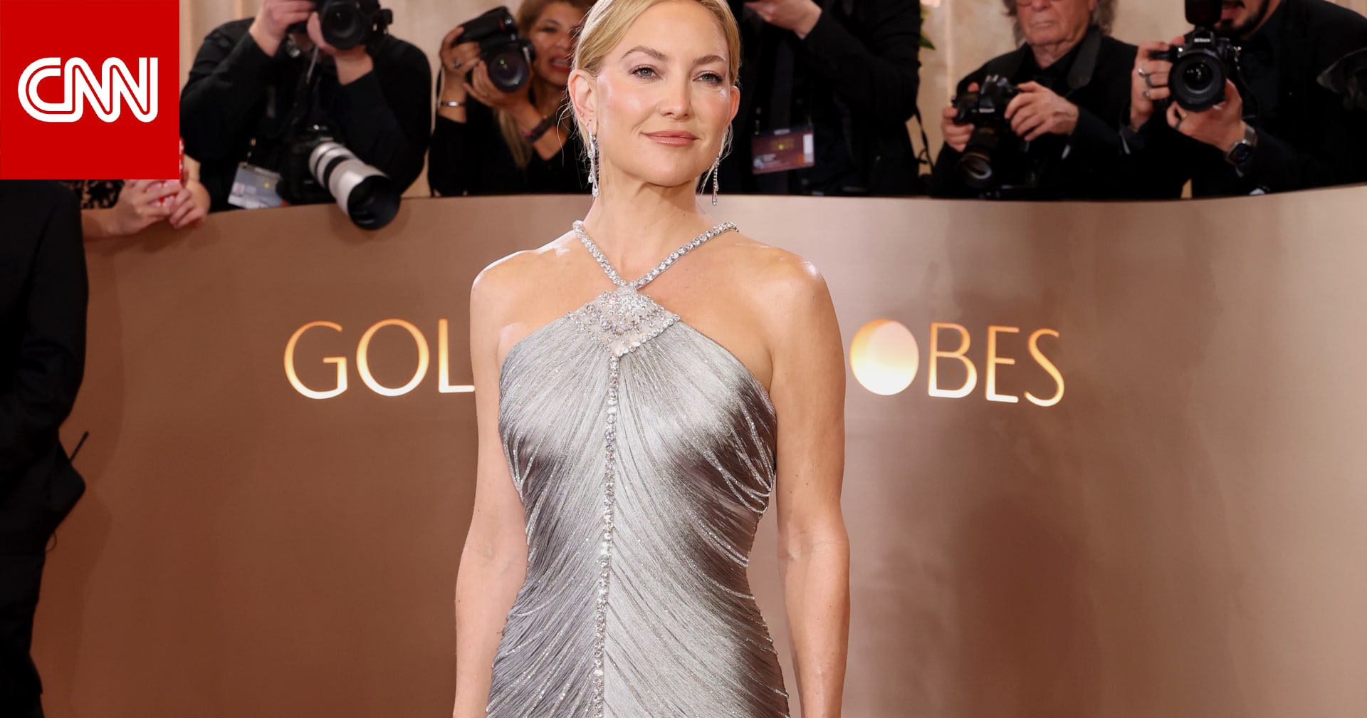 إطلالات متلألئة..اللون الفضّي يجمع بين نجمات عربيّات وعالميّات 