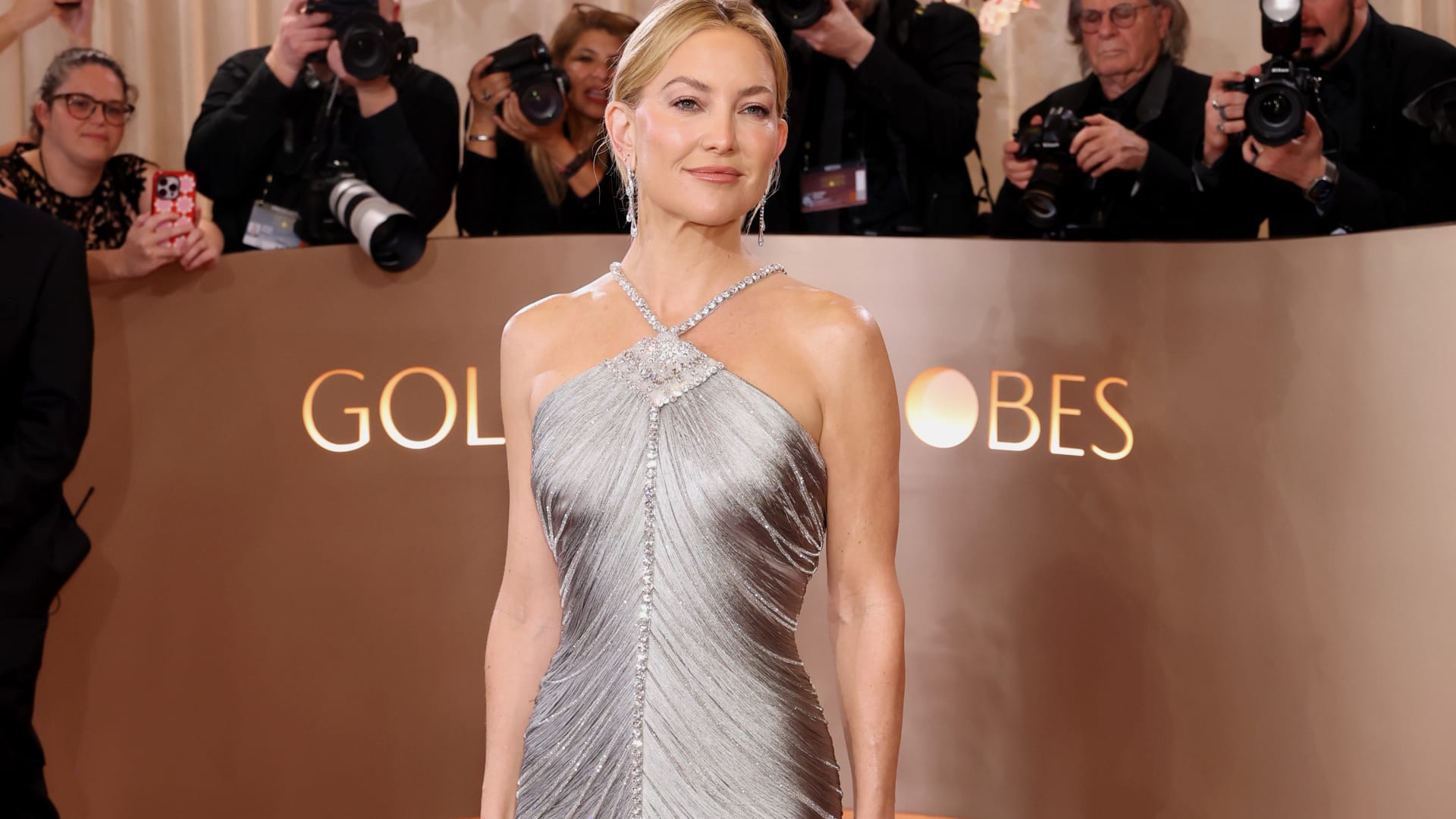 إطلالات متلألئة..اللون الفضّي يجمع بين نجمات عربيّات وعالميّات