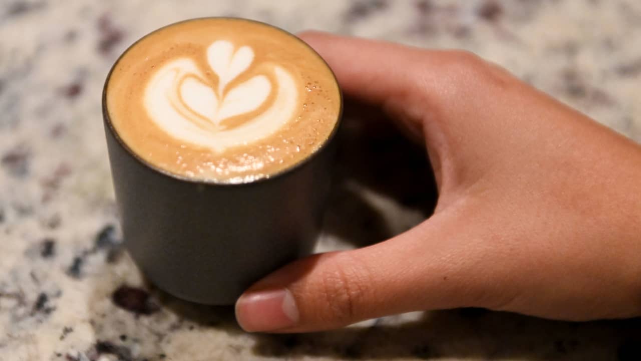 إذا كنت تشرب قهوة الآن.. شاركنا بصورة لفنجانك في #اليوم_العالمي_للقهوة