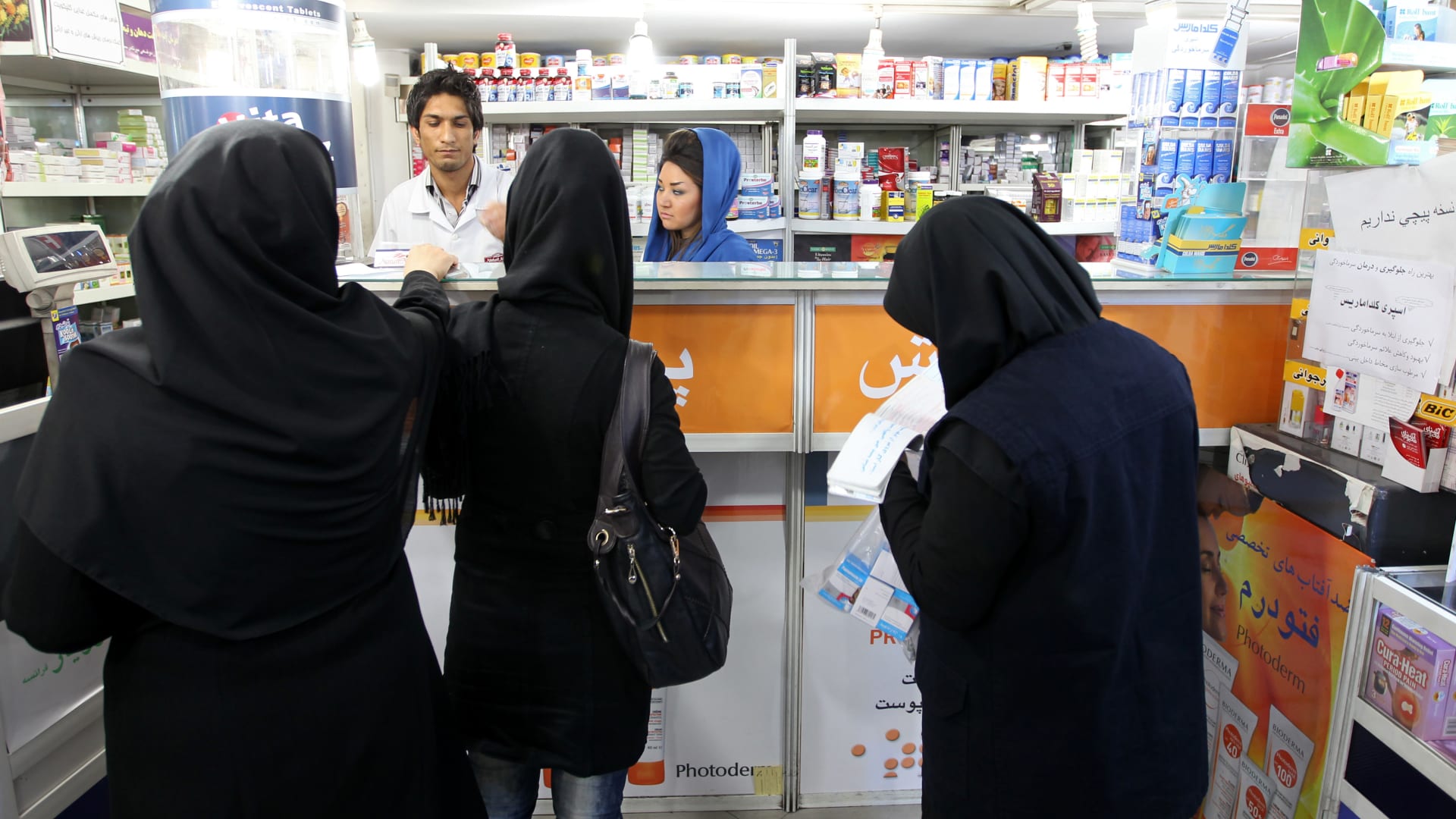 المرضى في إيران بلا حماية بسبب عقوبات ترامب والتضخم وانهيار الاقتصاد