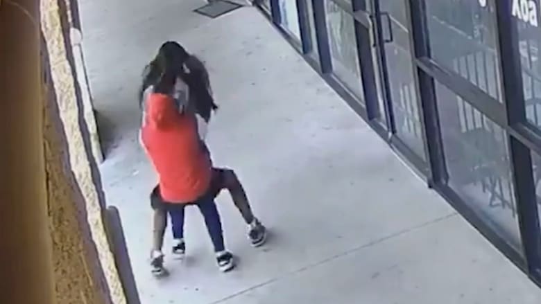 حملها وطرحها أرضًا ثم سرقها.. فيديو يظهر لحظة هجوم شاب على سيدة لسرقتها بأمريكا