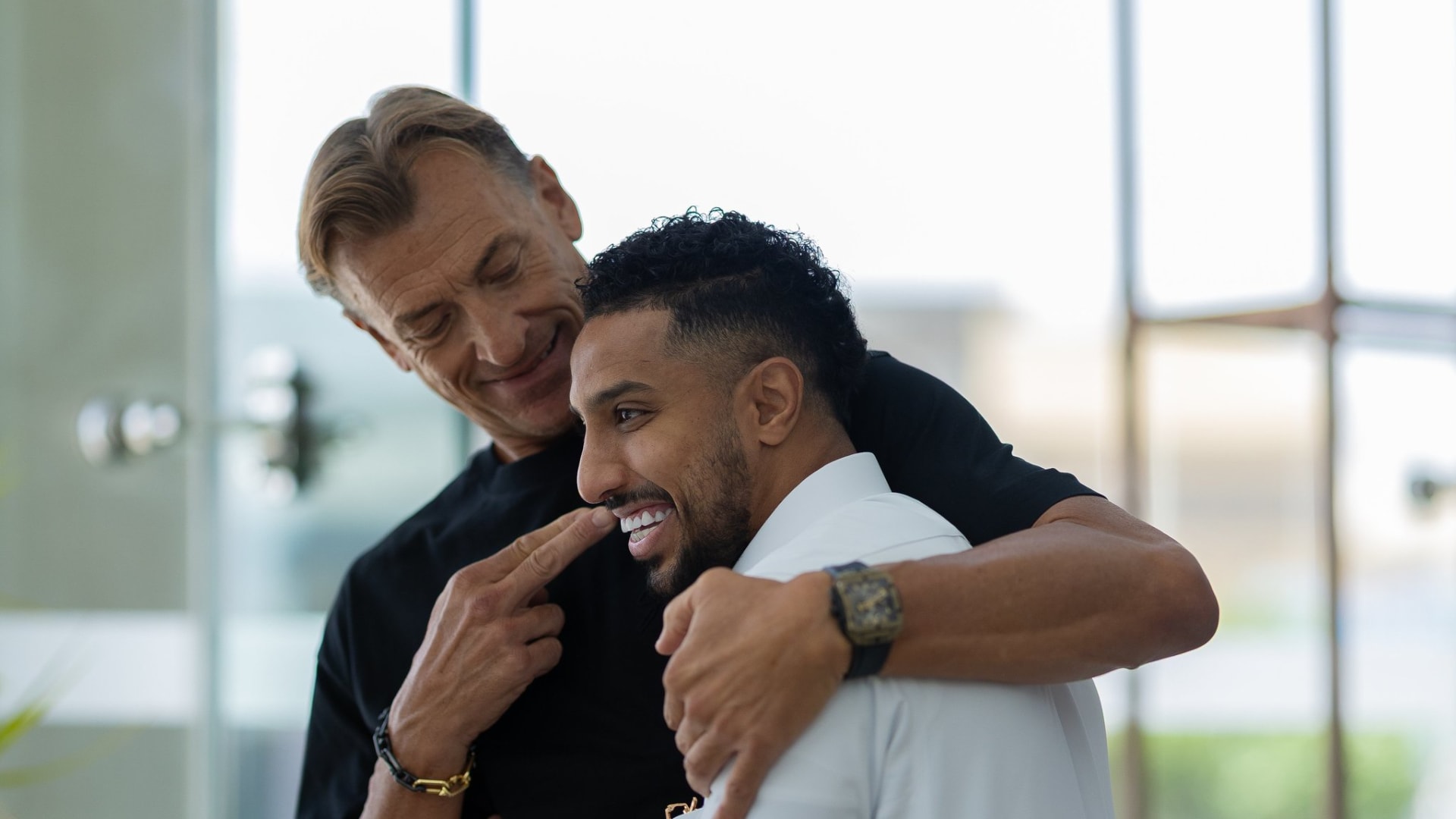 لقطة عناق رينارد لسالم الدوسري خلال التحاق الأخير بمعسكر المنتخب تخطف الأنظار