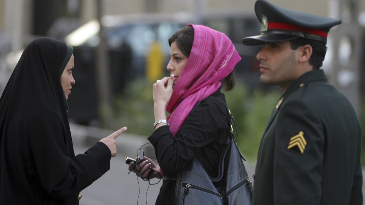 إيران تمرر قانون "العفة" المثير للجدل رغم انتقاد الرئيس.. إليكم على ما ينص