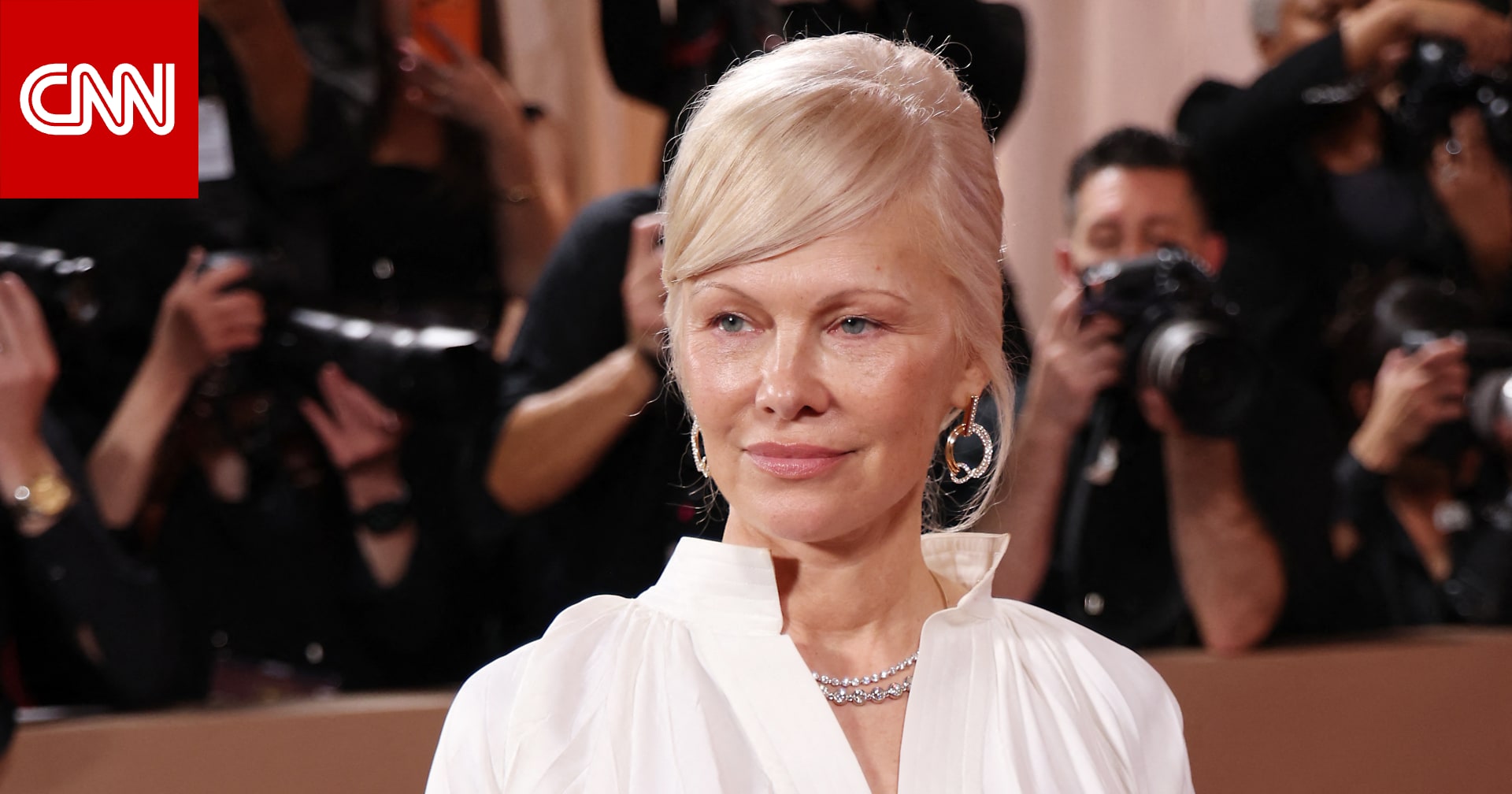 باميلا أندرسون شعرت بـ"الضيق الشديد" لجلوسها قرب سيث روغن في حفل غولدن غلوب