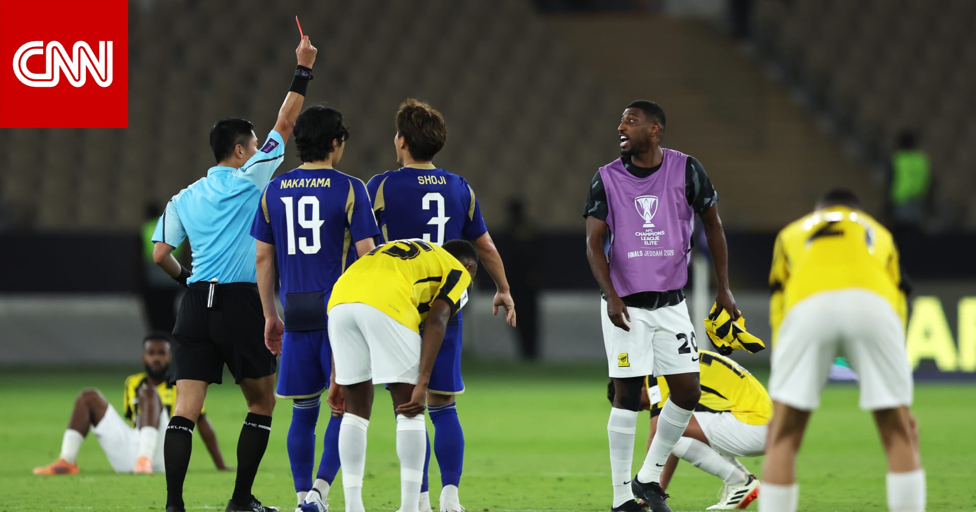 تصرف "صادم" من لاعب اتحاد جدة تجاه الحكم بعد الخسارة أمام ماتشيدا زيلفيا