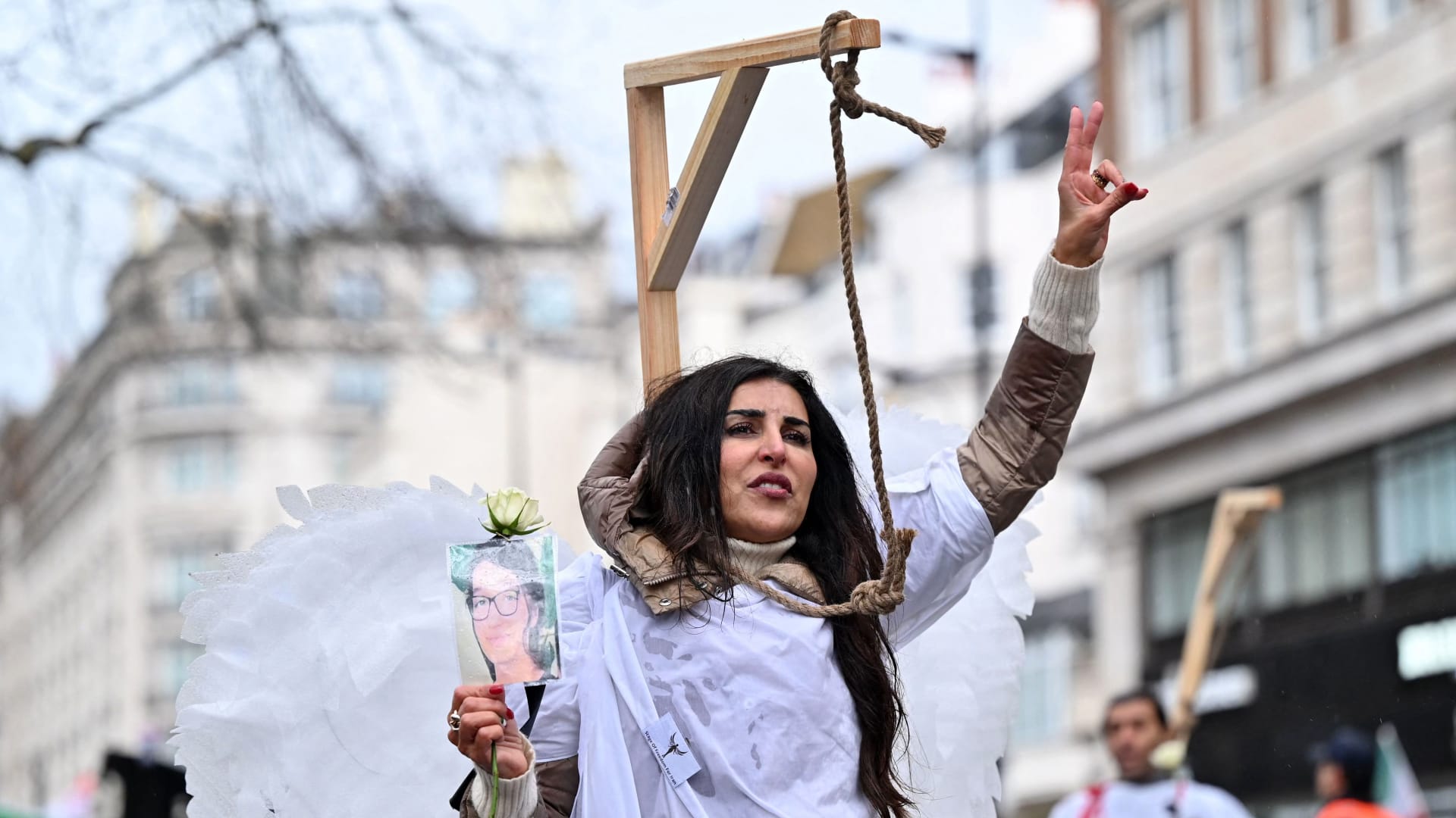 نشطاء يتظاهرون في لندن ضد النظام الإيراني