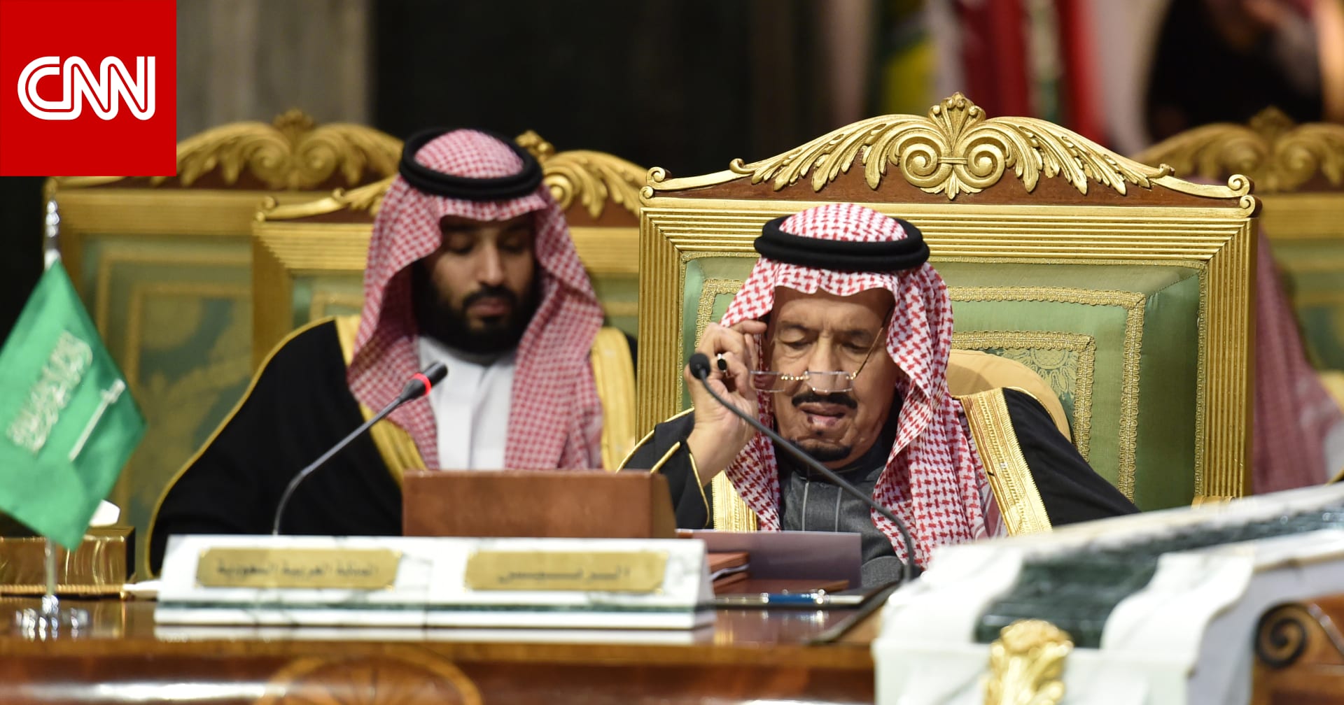 انحنى أمامه وقبل يده.. تفاعل على معايدة ولي عهد السعودية لوالده