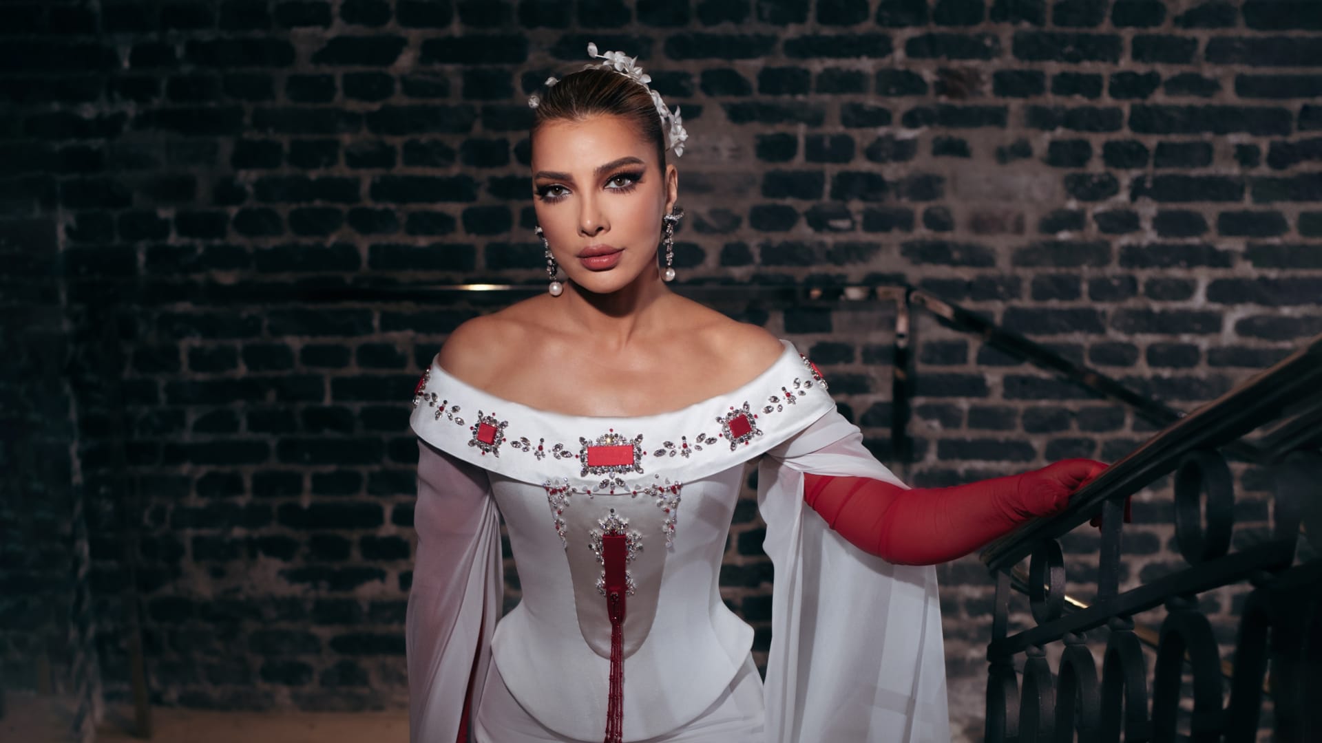 أصالة نصري بإطلالة تحمل عبق الياسمين الشامي إلى باريس