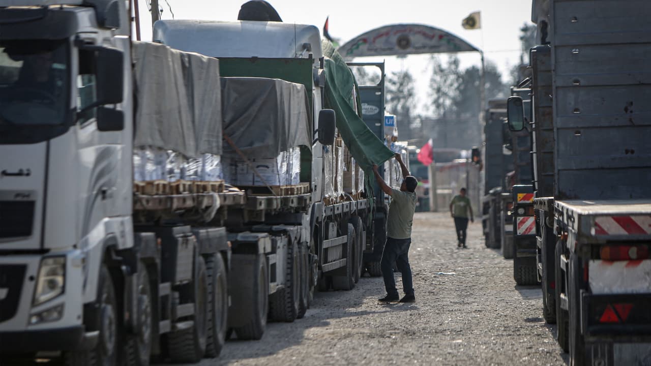 الهلال الأحمر الفلسطيني: 80 شاحنة مساعدات قادمة من مصر دخلت قطاع غزة الخميس