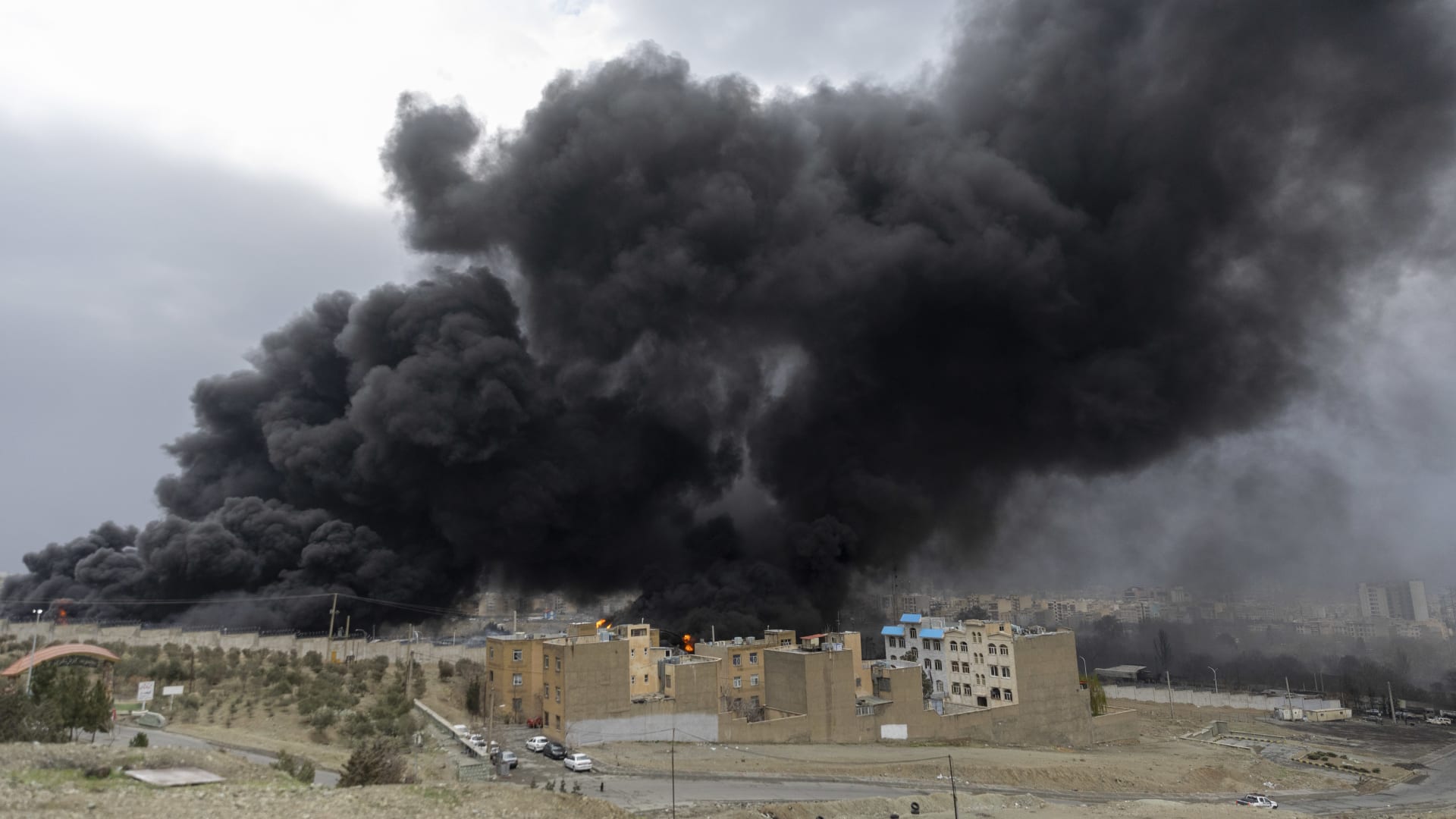 مُحذرة من "مرحلة جديدة" للحرب.. إيران تهدد بضرب بنية الطاقة بالمنطقة