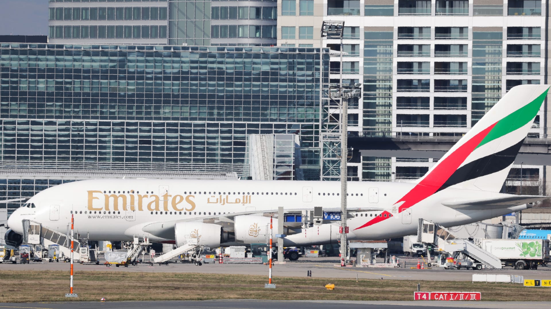 الإمارات تفتح ممرات جوية آمنة مع جيرانها لرحلات الإجلاء