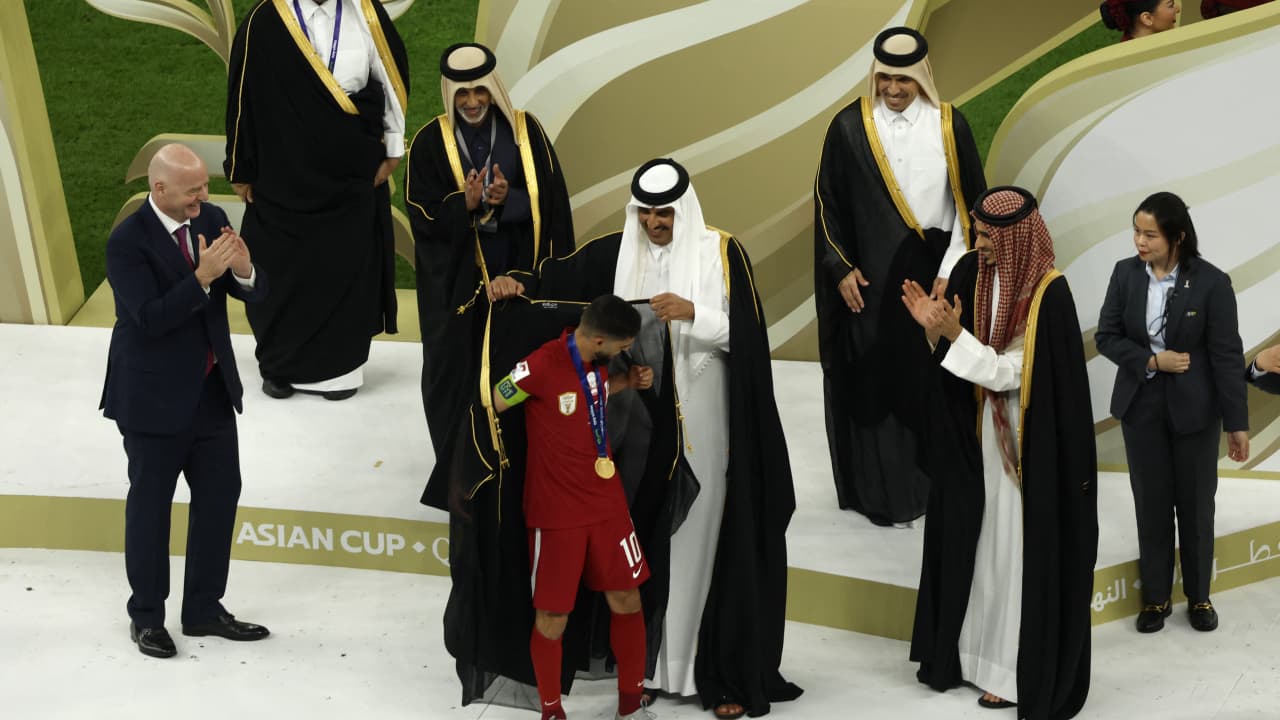 لاعب قطر يثير تفاعلاً بعدما ألبسه تميم بن حمد "البشت" عقب الفوز بلقب كأس آسيا