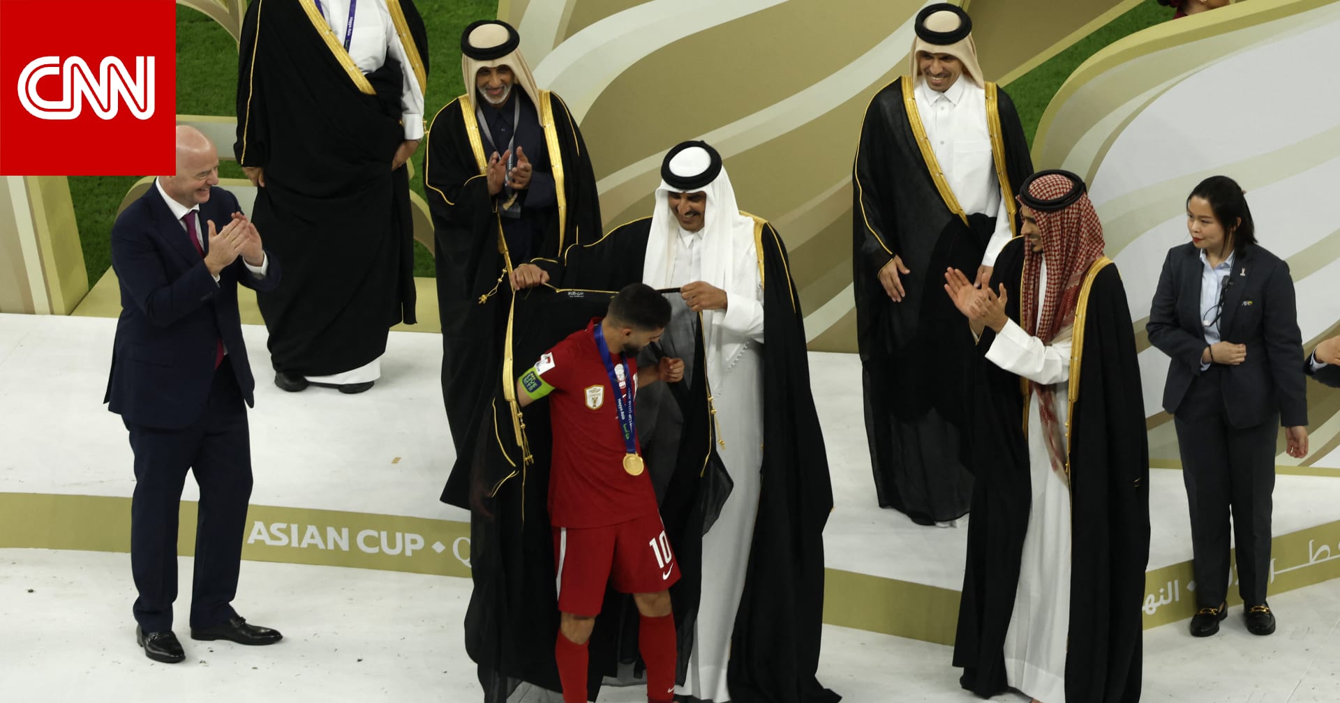 لاعب قطر يثير تفاعلاً بعدما ألبسه تميم بن حمد "البشت" بمراسم التتويج بلقب كأس آسيا