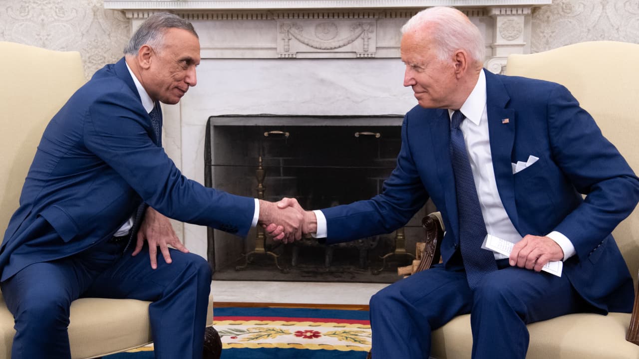 الرئيس الأمريكي جو بايدن يصافح رئيس الوزراء العراقي مصطفي الكاظمي في البيت الأبيض 