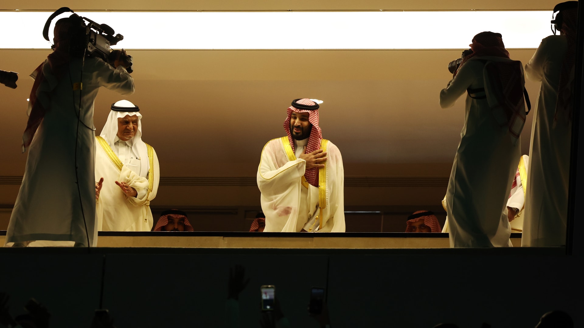 حضور محمد بن سلمان في ملعب مباراة الاتحاد والقادسية يثير تفاعلاً