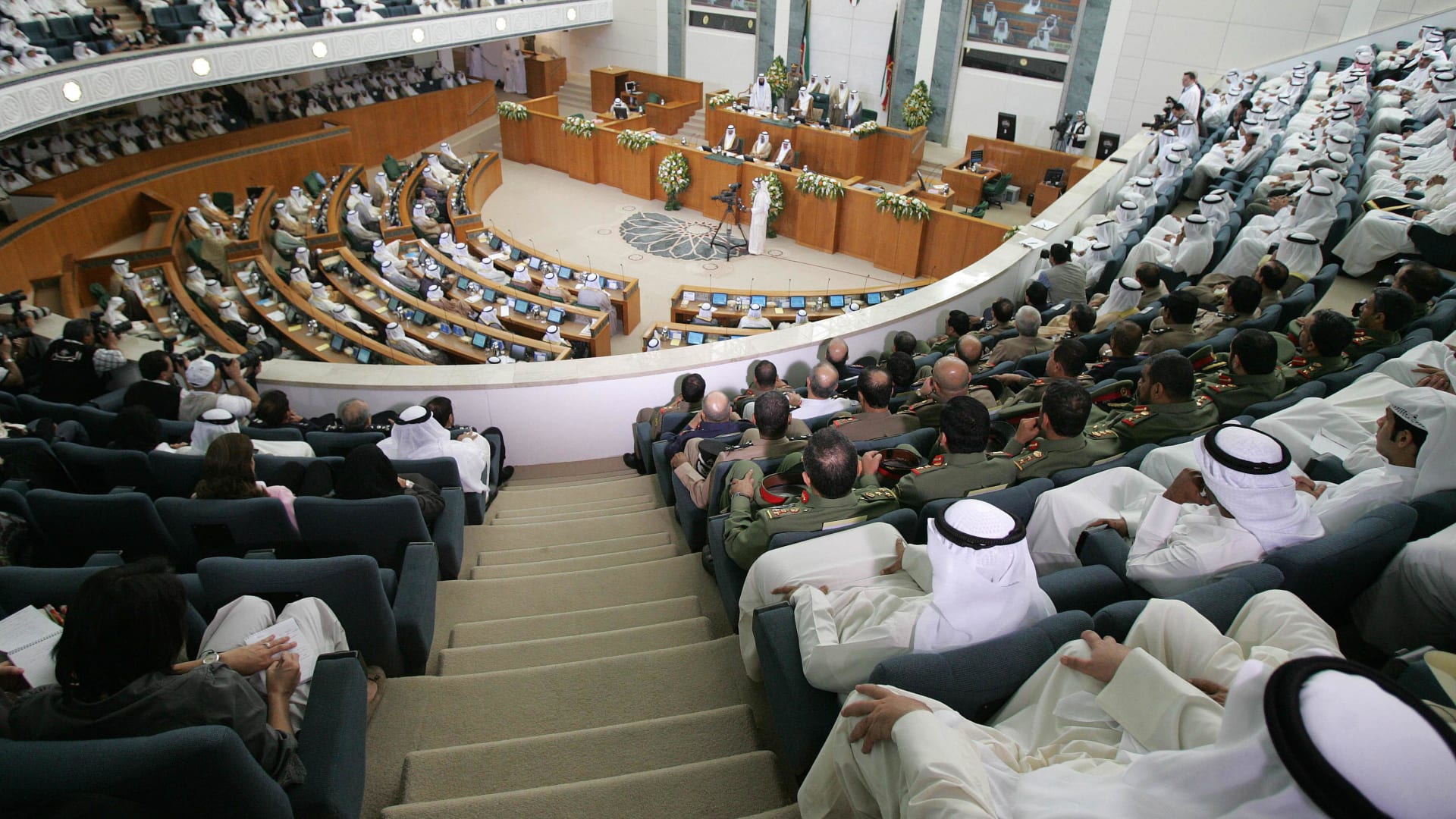 بسبب عدم إبراز الاحترام اللازم لـ"المقام السامي".. مرسوم أميري بحل مجلس الأمة في الكويت