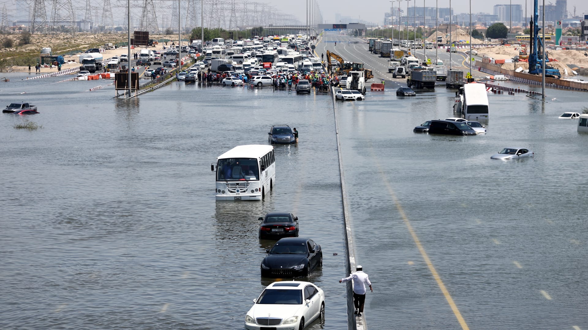 آخر تحديث بالصور.. وضع دبي وإمارات مجاورة بعد الفيضانات - CNN Arabic