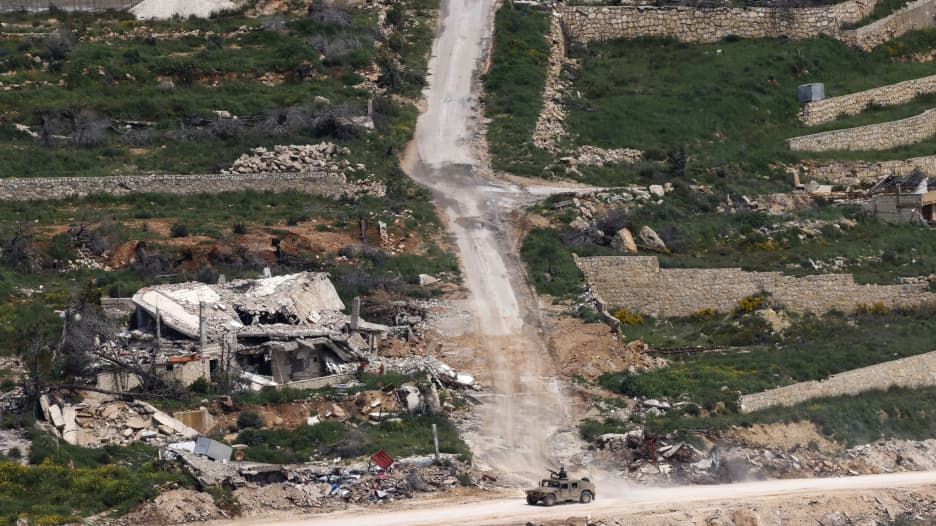 لبنان: إسرائيل تشن غارة دامية بعد اتفاق وقف إطلاق النار