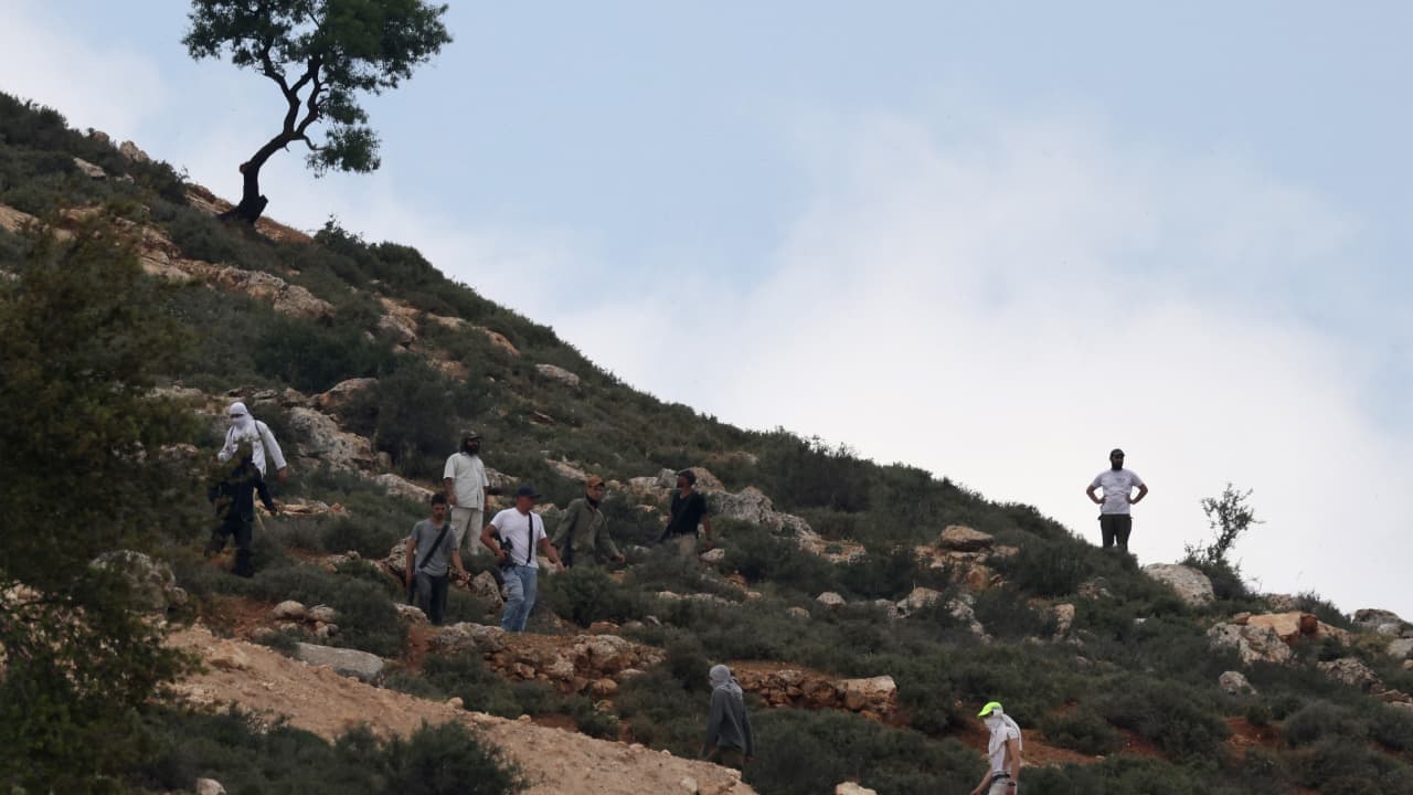 "بعد العثور على جثة صبي إسرائيلي".. شهود عيان يروون لـCNN هجمات مئات المستوطنين بأنحاء الضفة الغربية