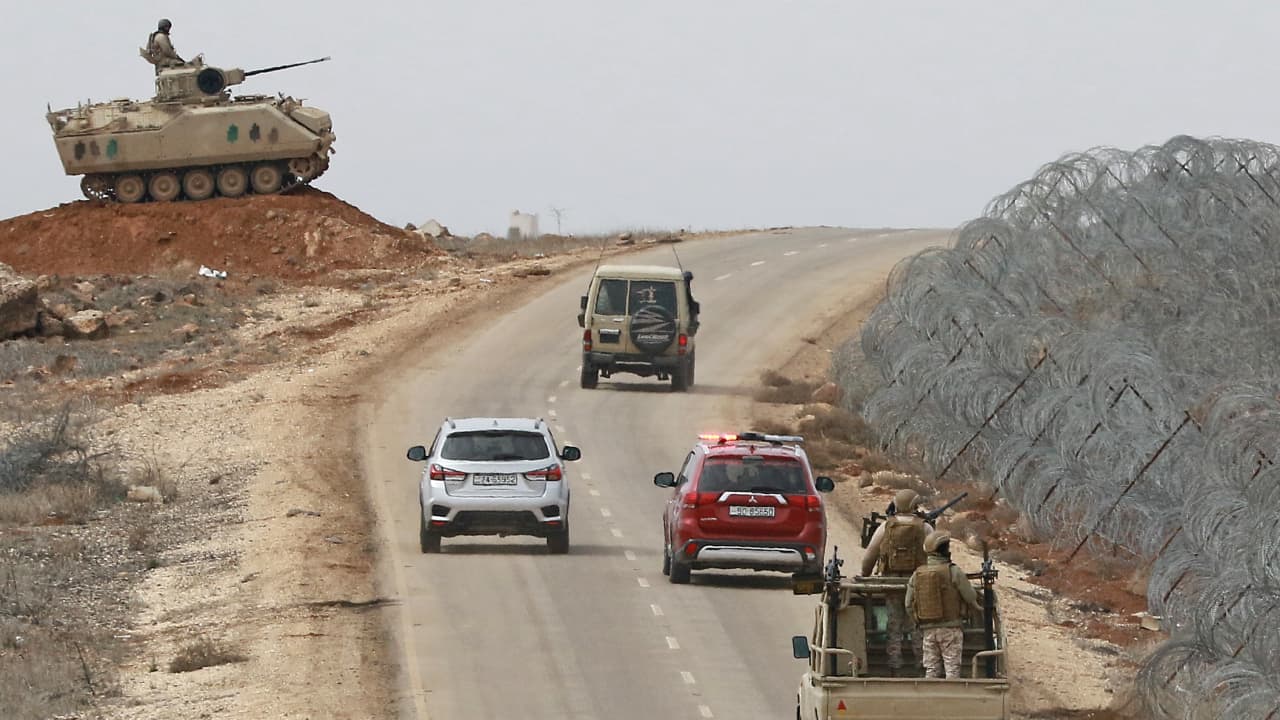 القوات الأردنية تقتل 5 مهربين وتضبط كمية مخدرات كبيرة قادمة من سوريا 