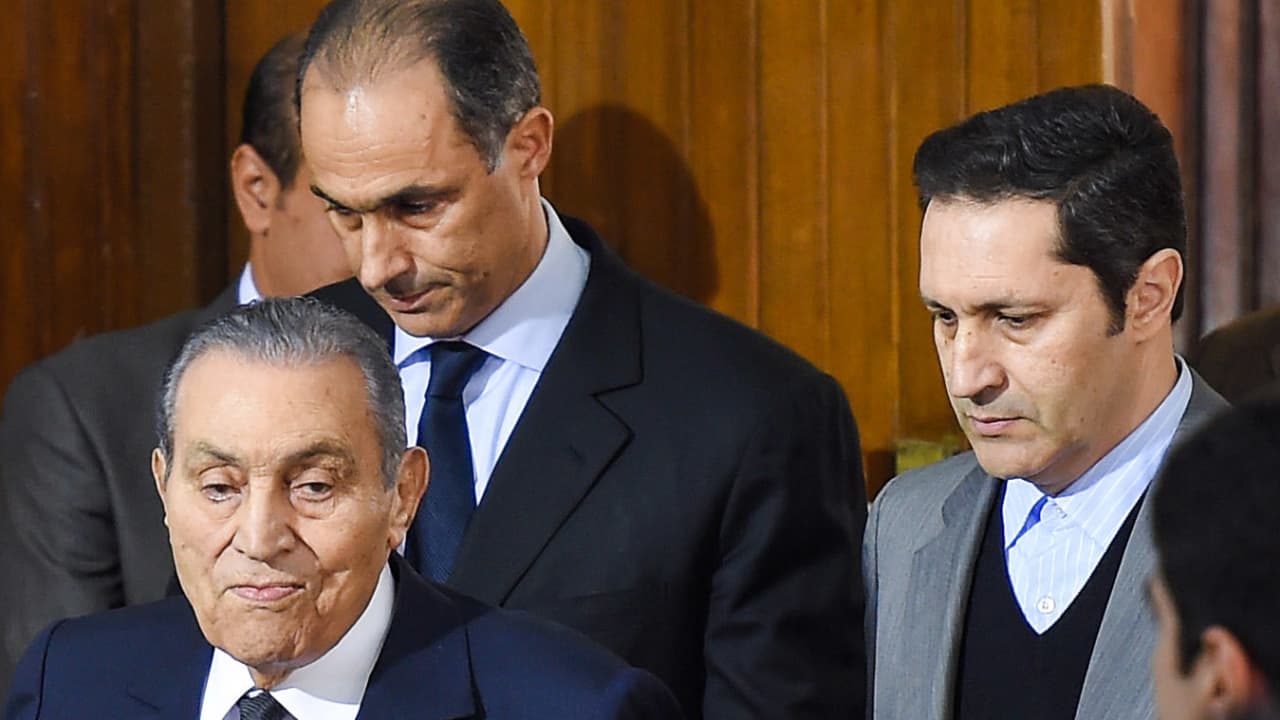 صورة أرشيفية لحسني مبارك ونجليه في محكمة مصرية في ديسمبر 2018