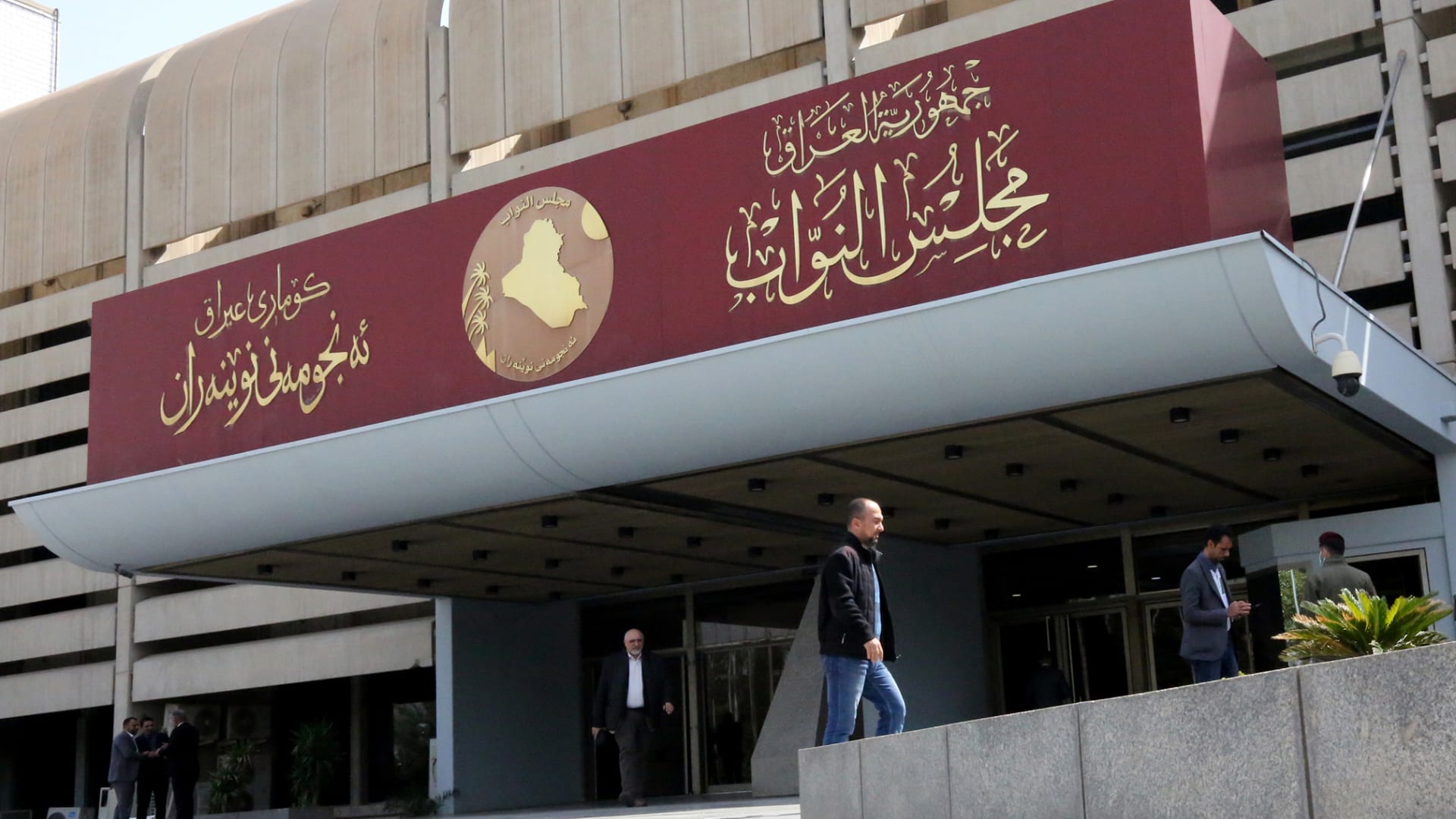 العراق.. ضجة بعد فيديو شجار وأحذية تتطاير بالهواء بمجلس النواب