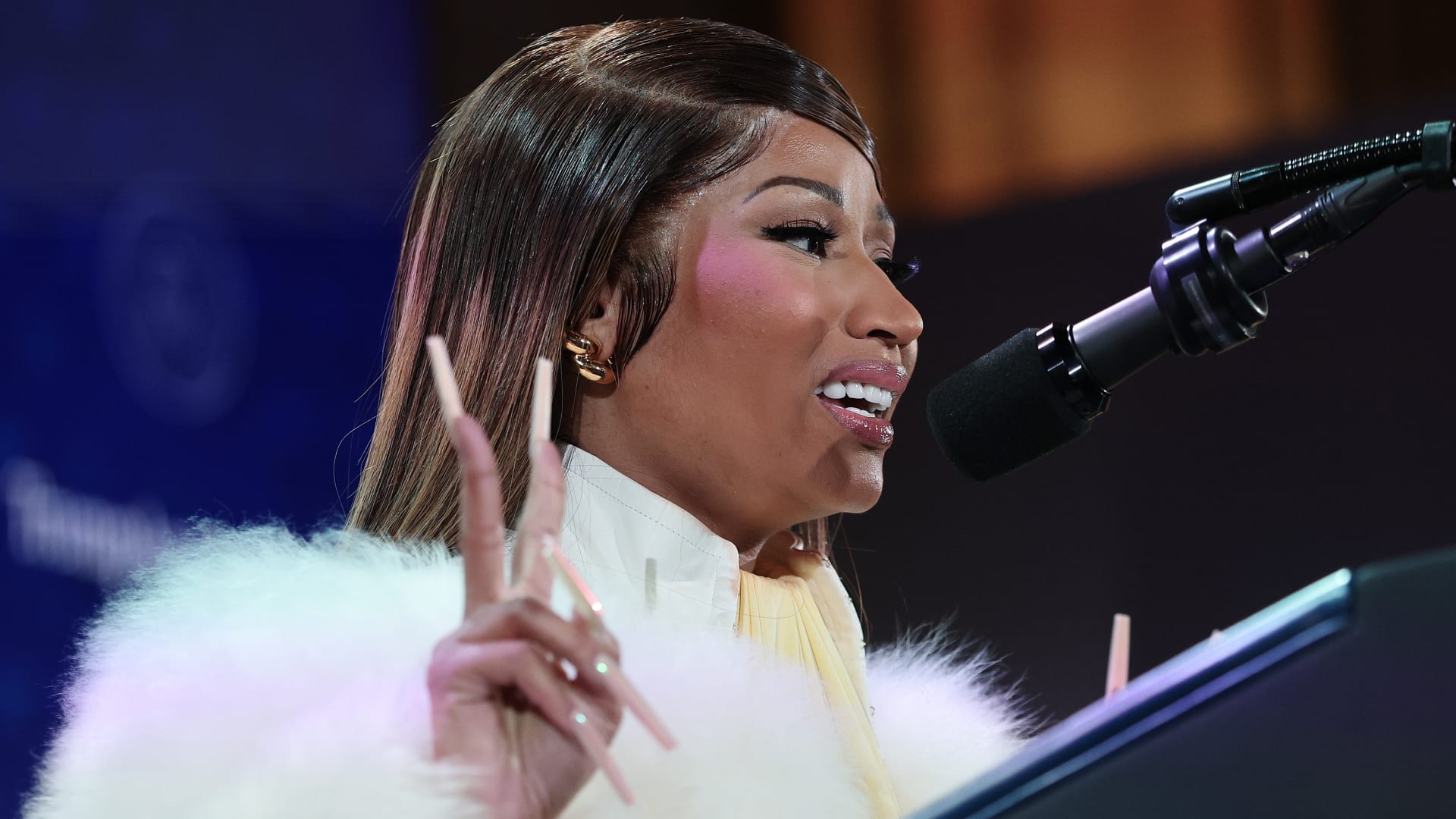 المغنية نيكي ميناج تزور البيت الأبيض