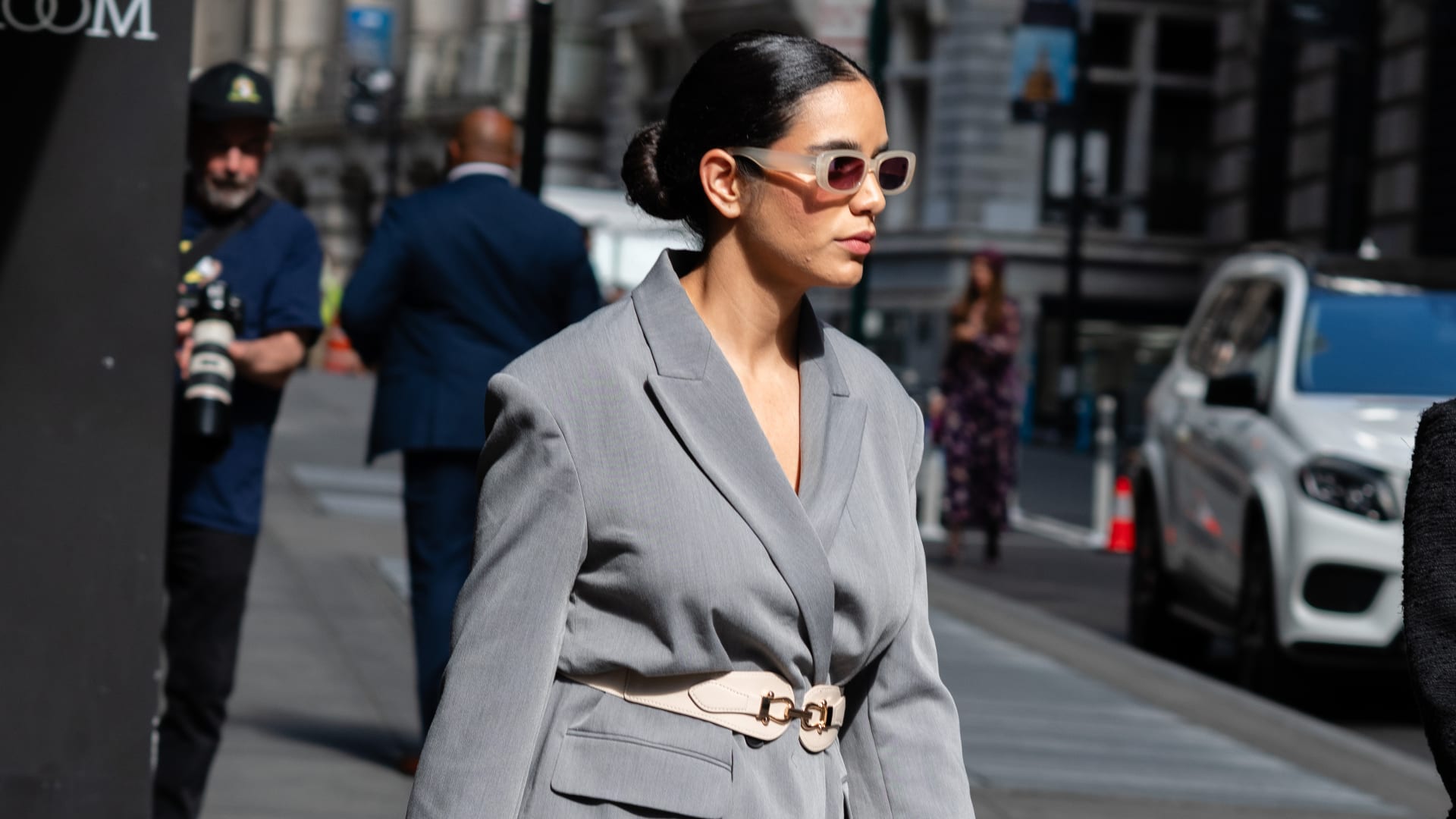 خفايا موضة شتاء 2026..من الأقمشة والألوان إلى الإكسسوارات الأساسية