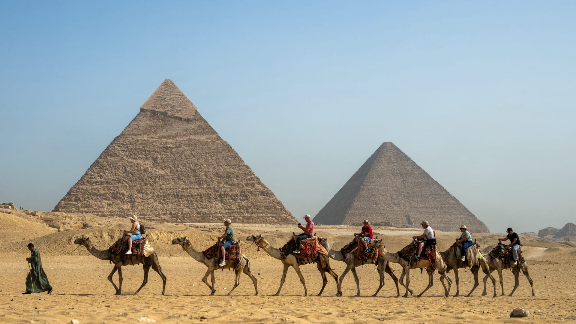 وزارة السياحة والآثار في مصر ترد على ما أثاره فيديو "هدم" حجر الهرم الأكبر