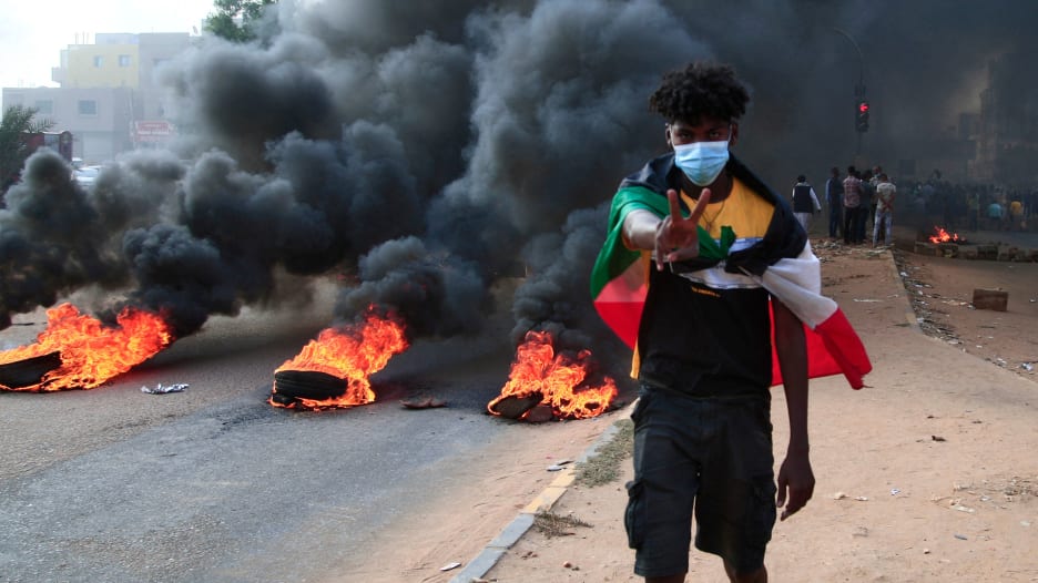 محتجون سودانيون يغلقون ثلاثة جسور.. والشرطة تنشر الغاز المسيل للدموع