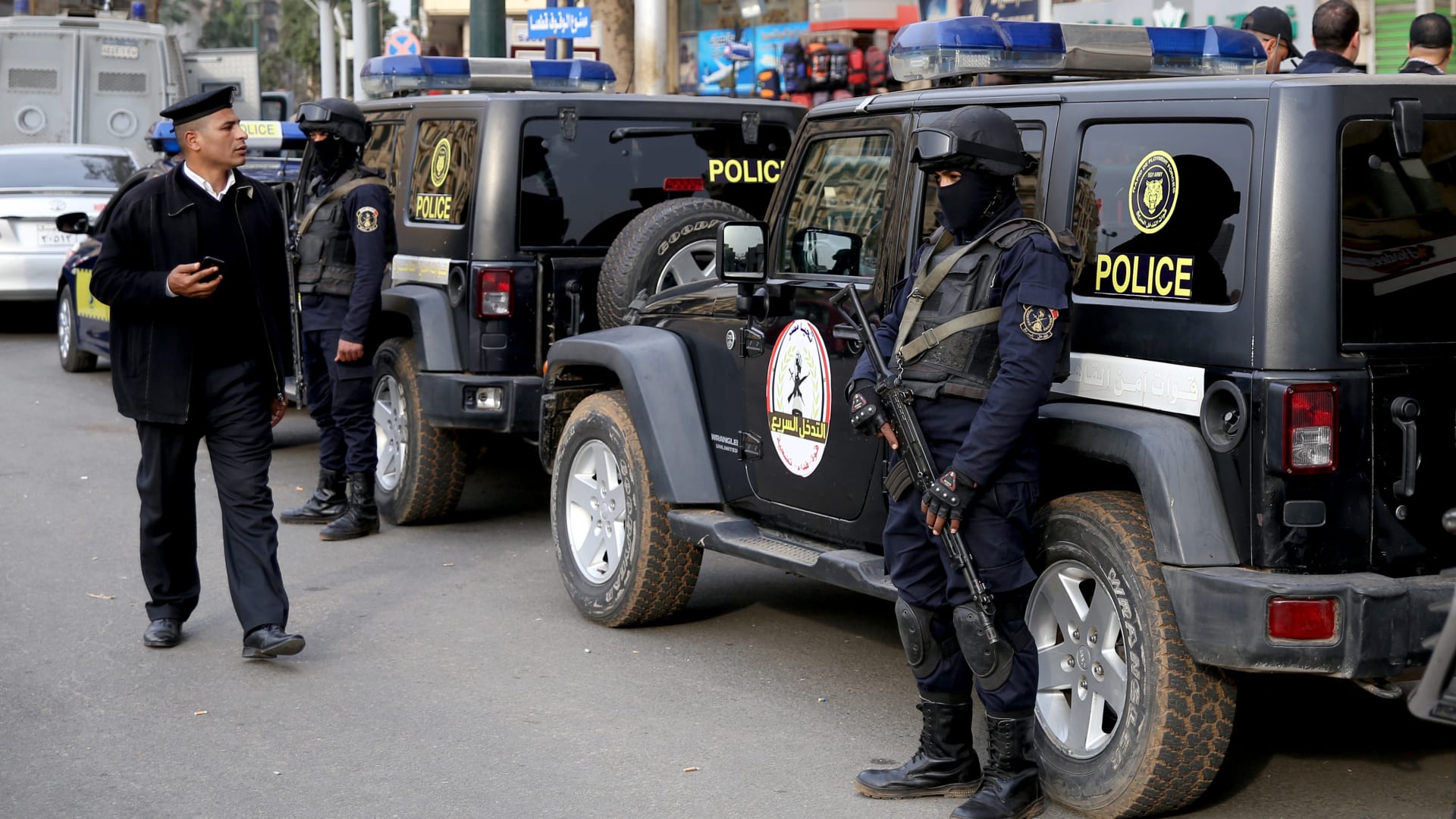 "ضربته وشتمته لرفضه تناولها الكحول في سيارته".. وزارة الداخلية المصرية توضح تفاصيل فيديو أثار الجدل
