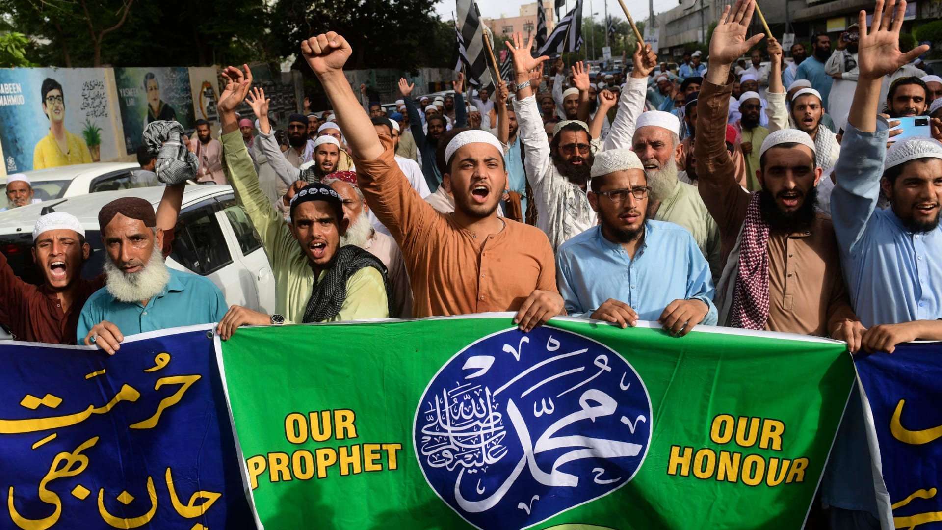 متظاهرون باكستانيون يحتجون على التصريحات الهندية المسيئة للرسول محمد