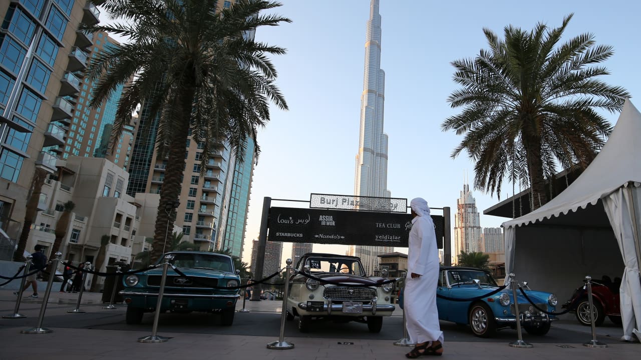 الإمارات.. فيديو لشخص يدخل معرض سيارات فارهة ويحمل أموالا طائلة يثير ضجة والنيابة ترد