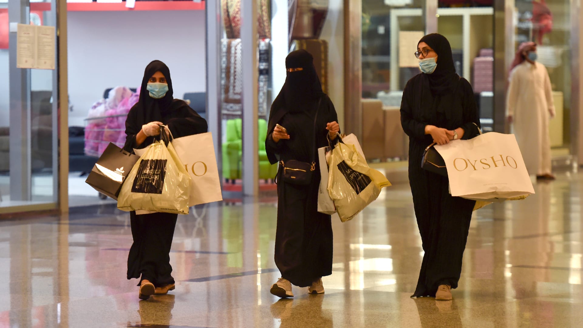 صورة أرشيفية تعبيرية لمتسوقات في السعودية 