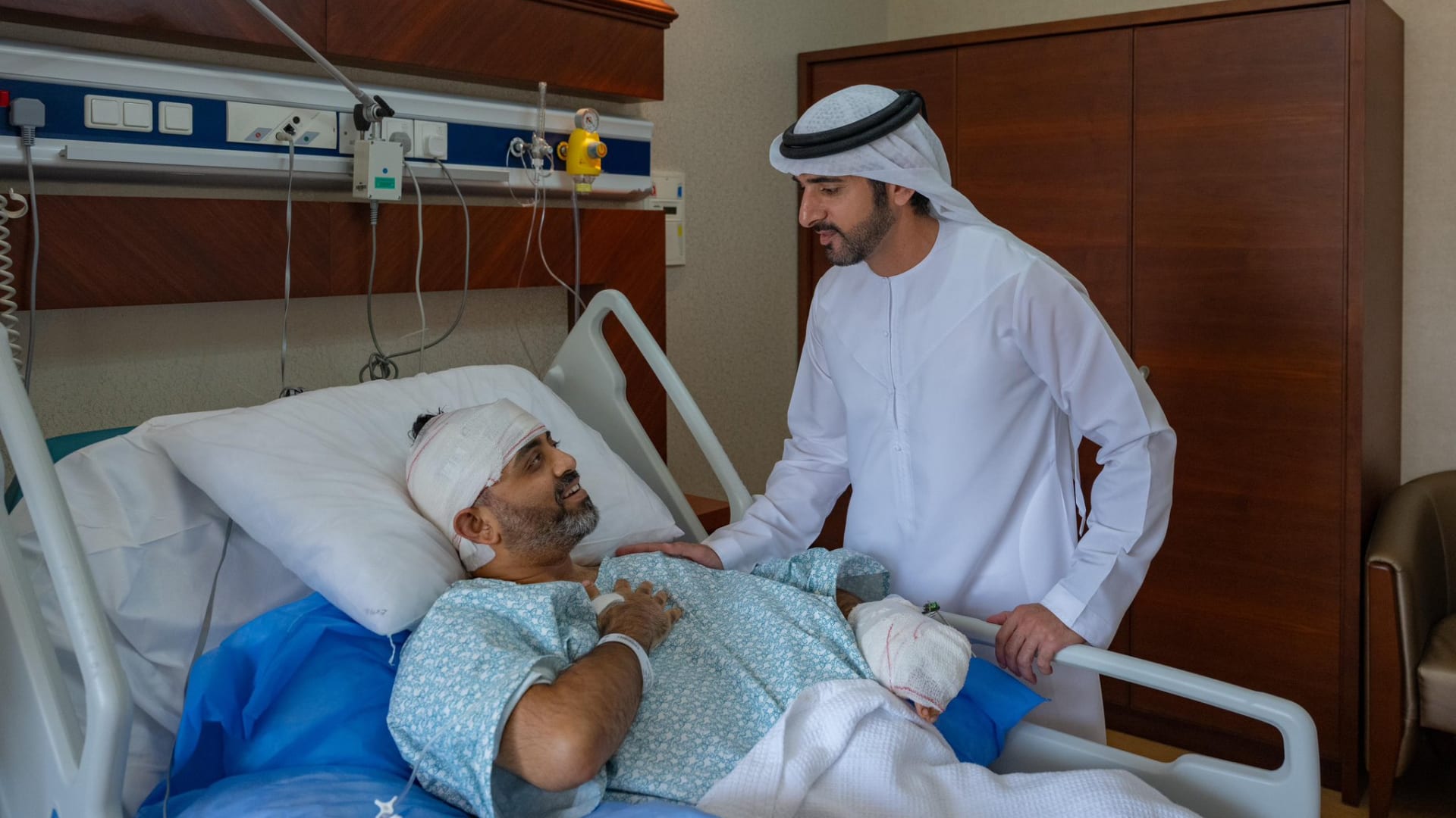 حمدان بن محمد يزور طيار "فلاي دبي": جسد أعلى درجات الشجاعة