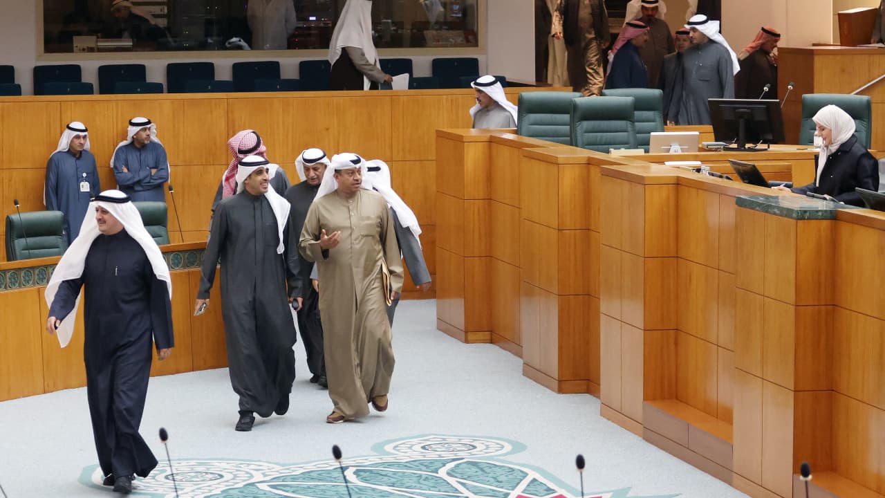 صورة تعبيرية لاعضاء بمجلس النواب الكويتي يحضرون جلسة