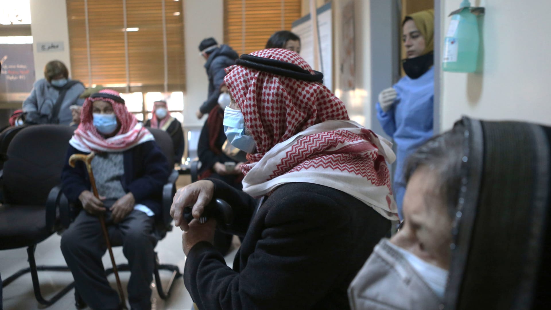 عدد من كبار السن ينتظرون في مستشفي بالأردن للحصول على لقاح كورونا