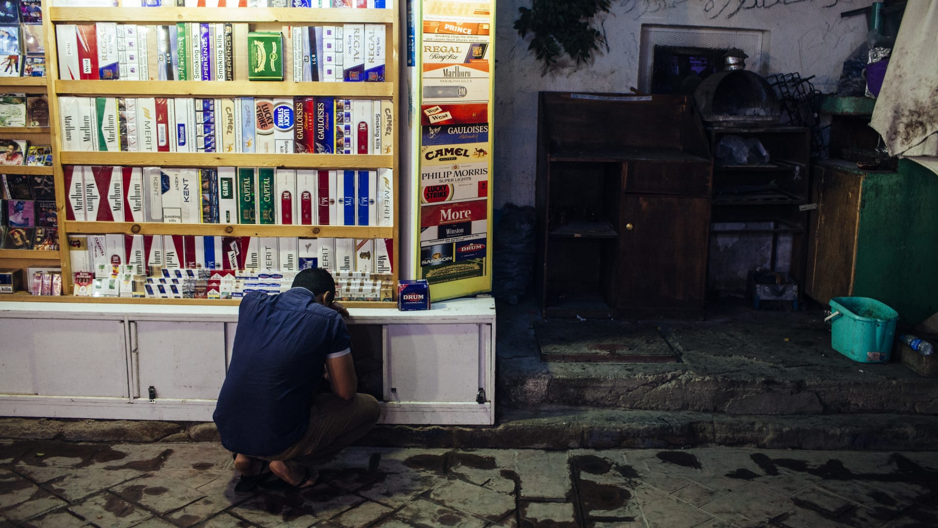 رجل أمام كشك سجائر في شرم الشيخ (صورة أرشيفية)
