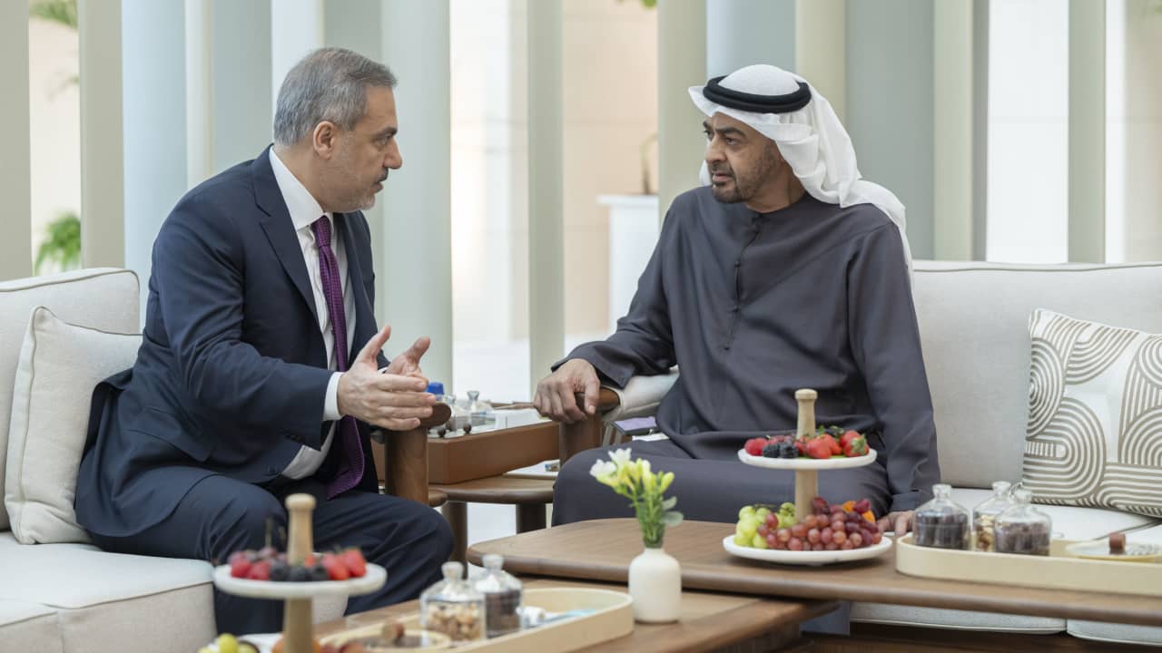 رئيس الإمارات وعبدالله بن زايد يبحثان مع وزير خارجية تركيا تطورات الوضع بغزة وعلاقات البلدين