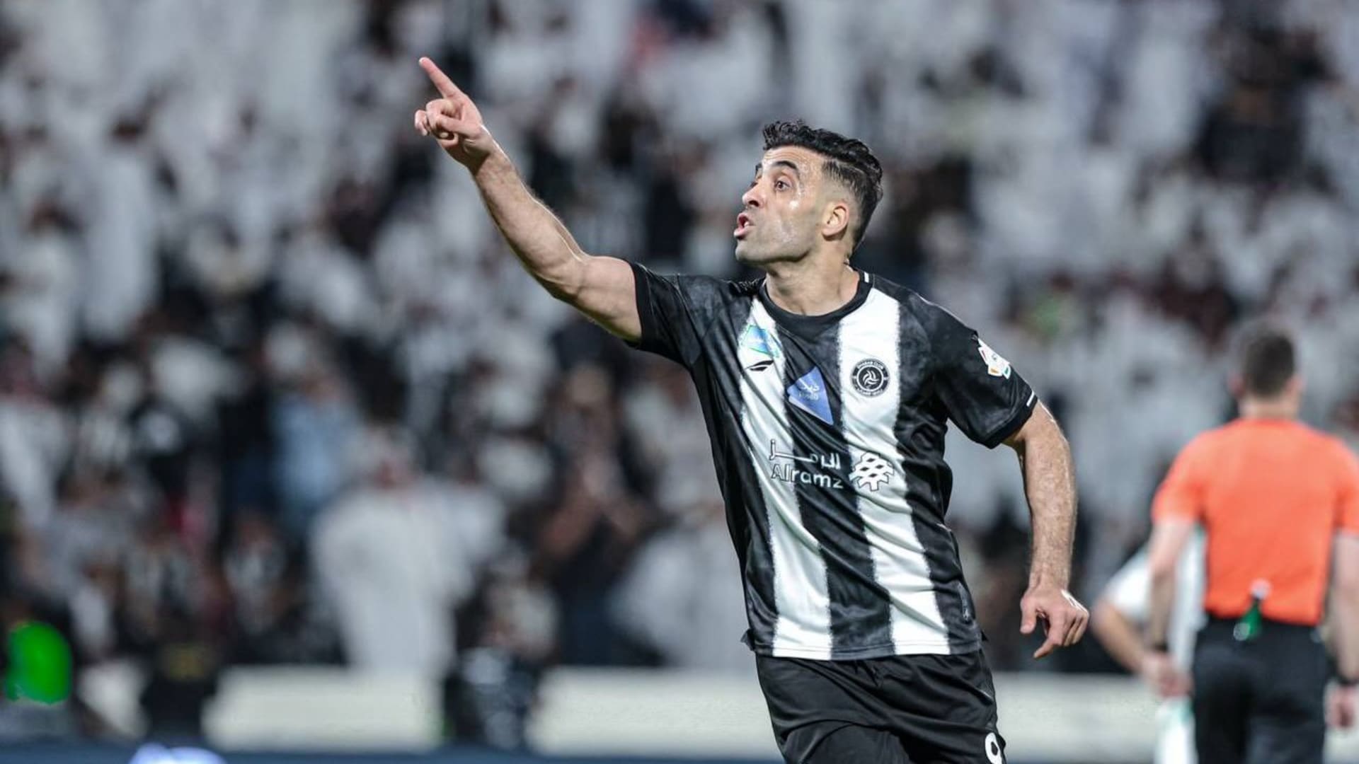 الدوري السعودي.. تصرف مُثير للجدل من حمد الله تجاه جماهير الأهلي