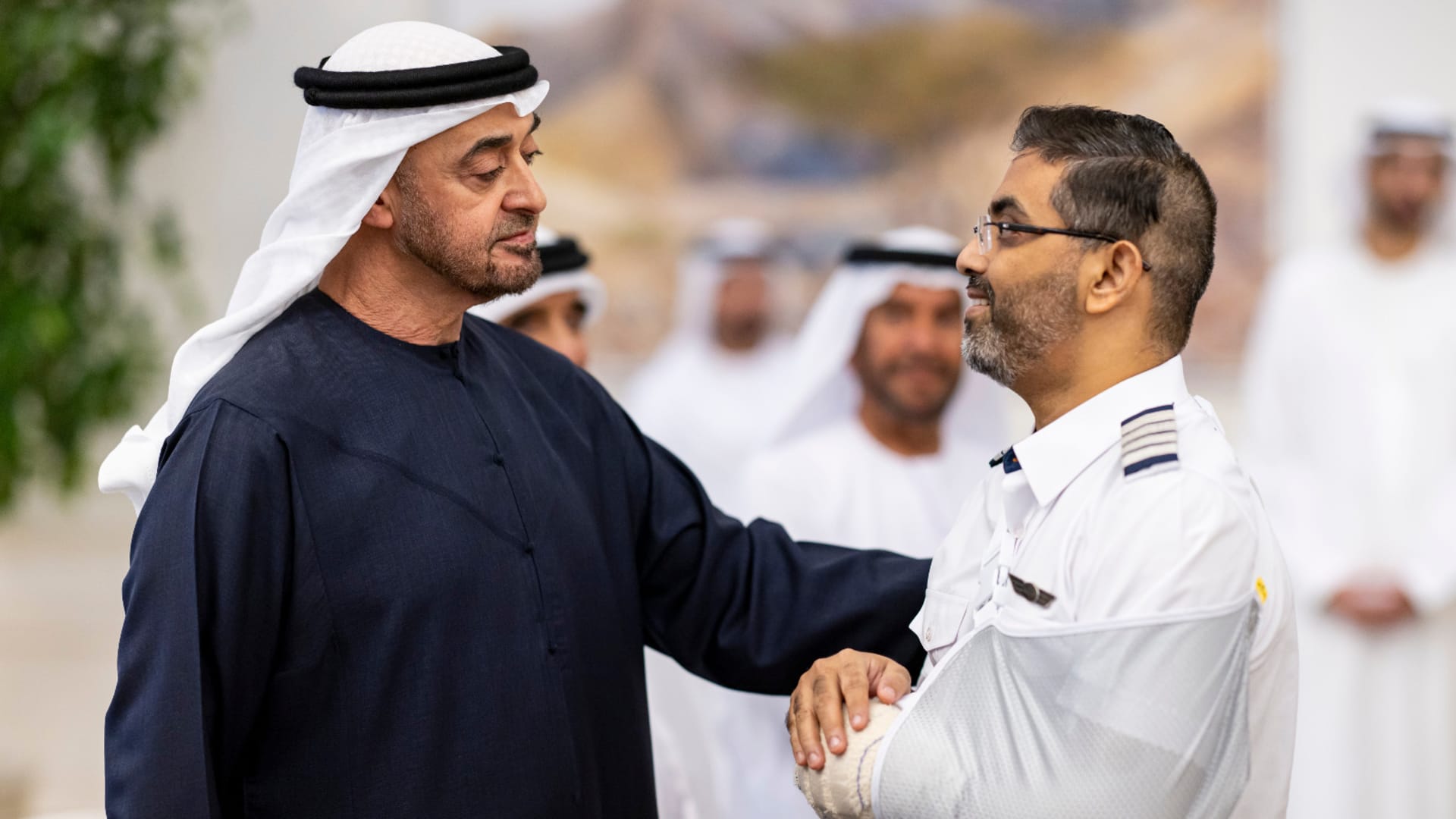رئيس الإمارات يستقبل طاقم رحلة "فلاي دبي" ويمنحهم وسام زايد الثاني