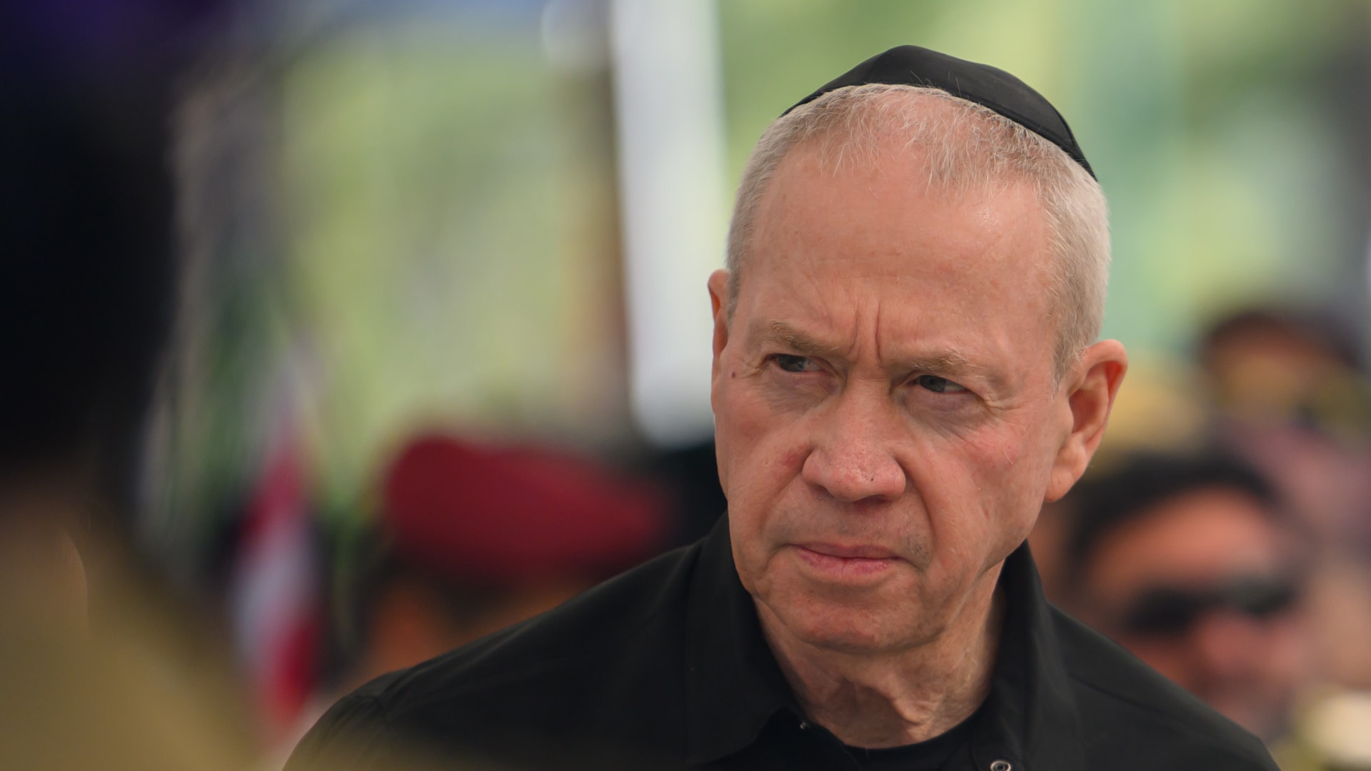 بعد تقارير بناء "منطقة عازلة".. غالانت يُعلق على "تهجير الفلسطينيين" من رفح إلى مصر