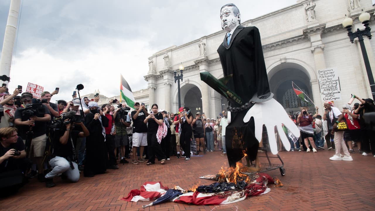 البيت الأبيض يندد بحرق علم أمريكا خلال احتجاجات على زيارة نتنياهو