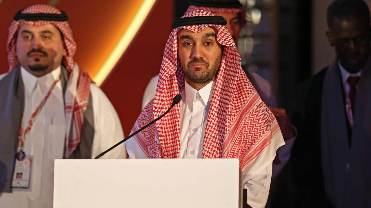 مدير مكتب محمد بن سلمان يعيد نشر رد وزير الرياضة على تفاوت ميزات 4 أندية سعودية