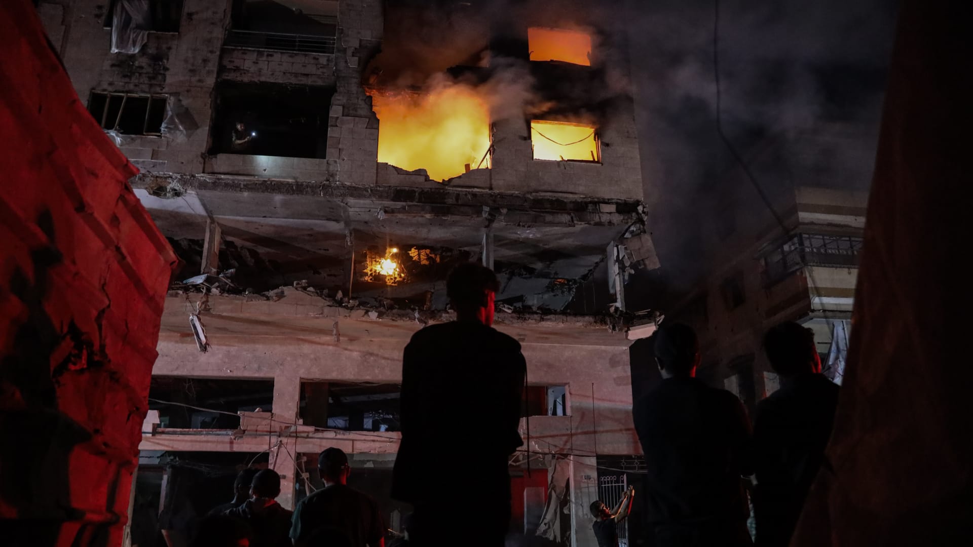 إسرائيل تستهدف قائدًا عسكريًا رفيعًا في حماس بغزة.. مراسل CNN يرصد ما حدث