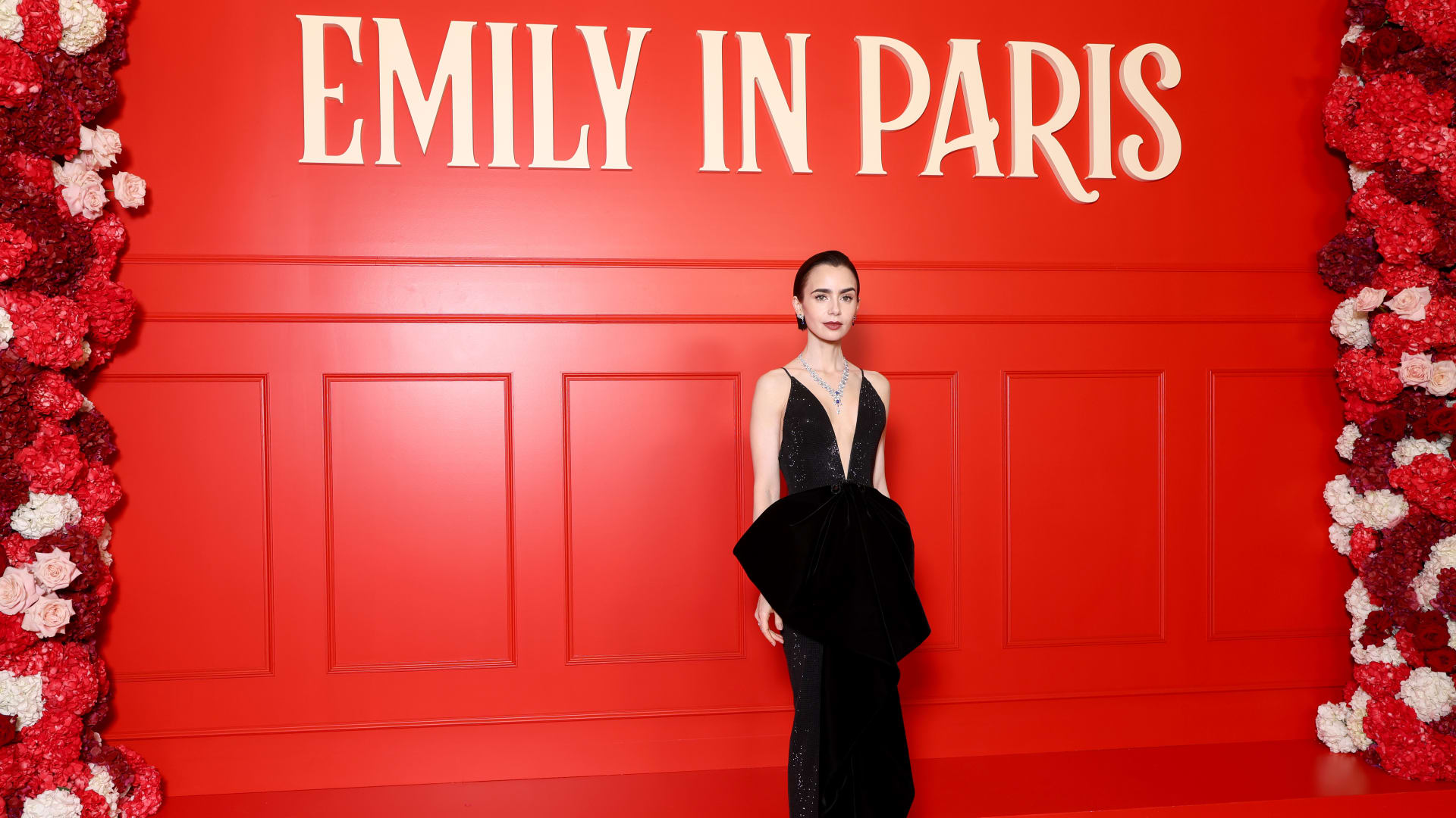 ليلي كولينز بإطلالات "عربيّة" في الموسم الخامس من "إميلي في باريس"